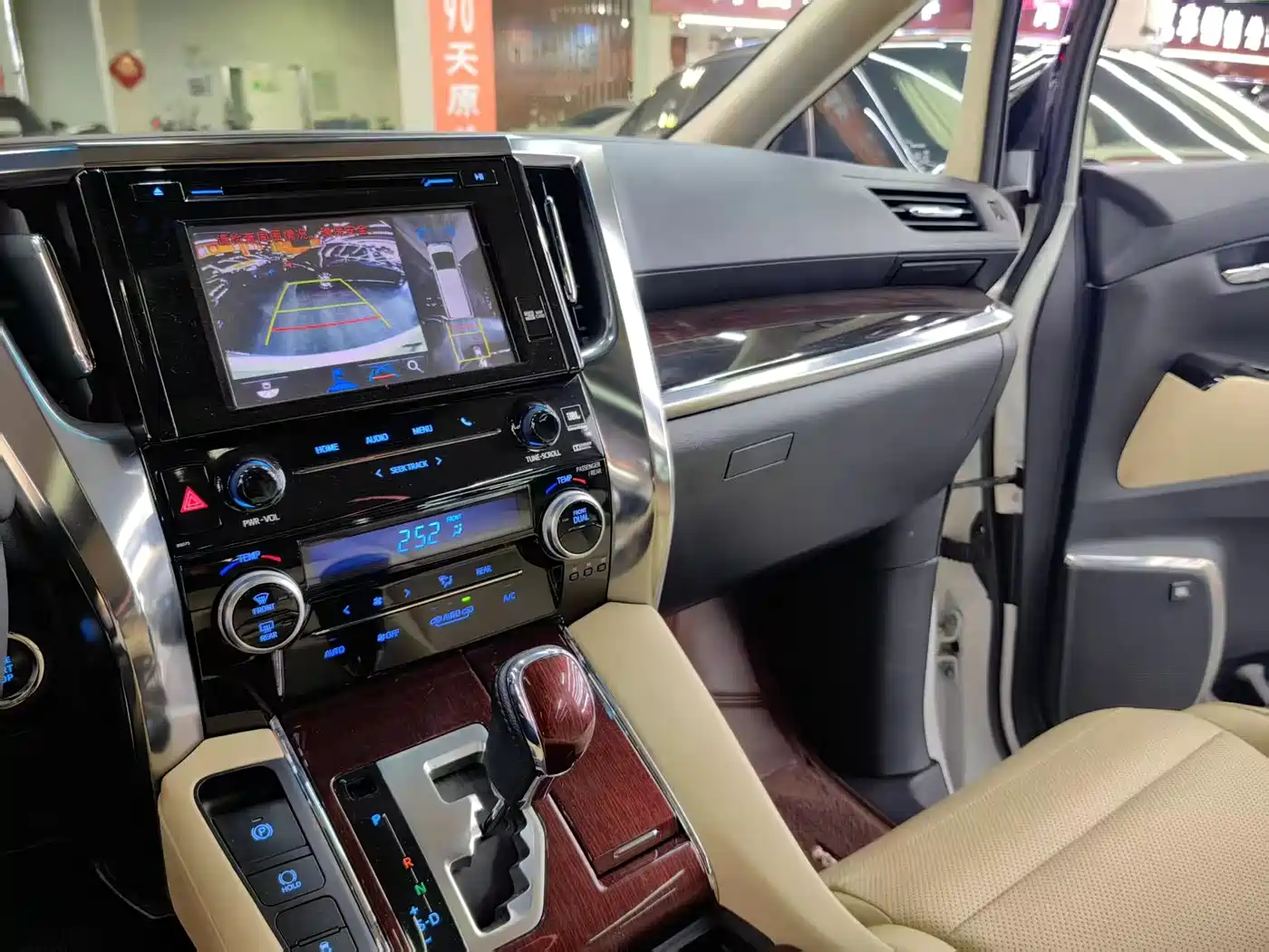 Toyota Alphard 2018 3.5L Luxury фото 8