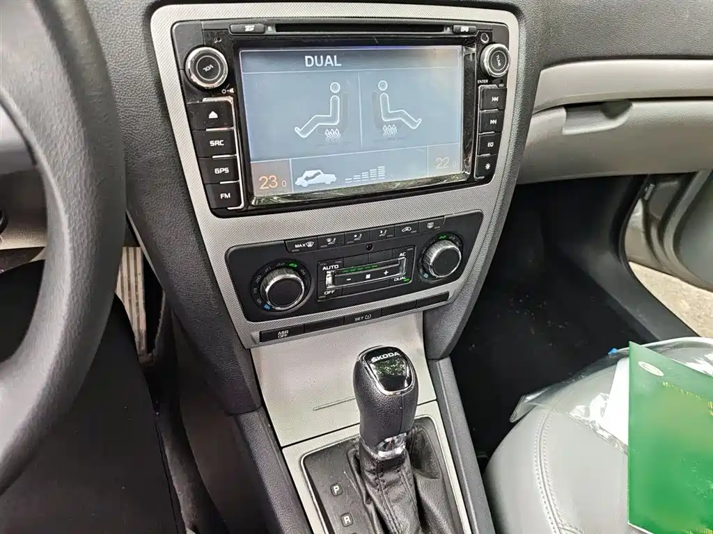 Škoda Octavia 2014 1.6L Auto Yijun Edition фото 6