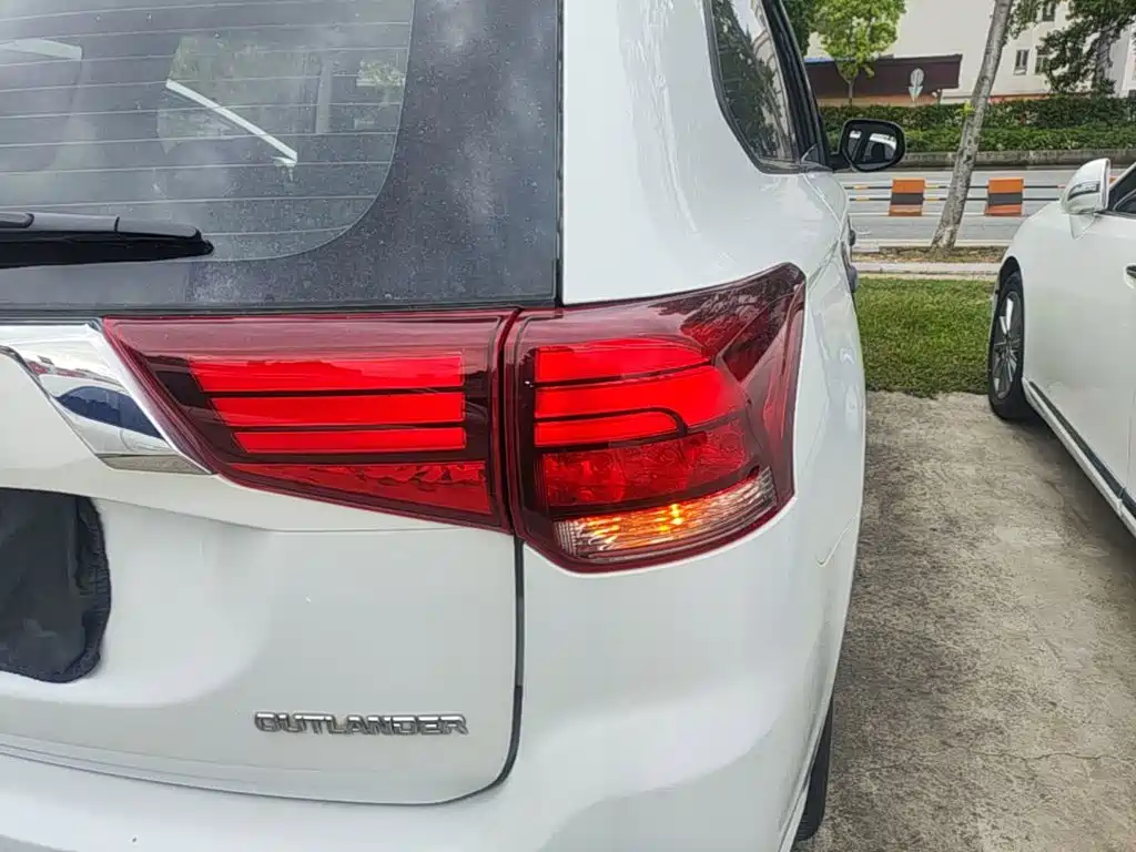 Mitsubishi Outlander 2023 2021 Facelift 2.0L 2WD Comfort Edition 5-Seater