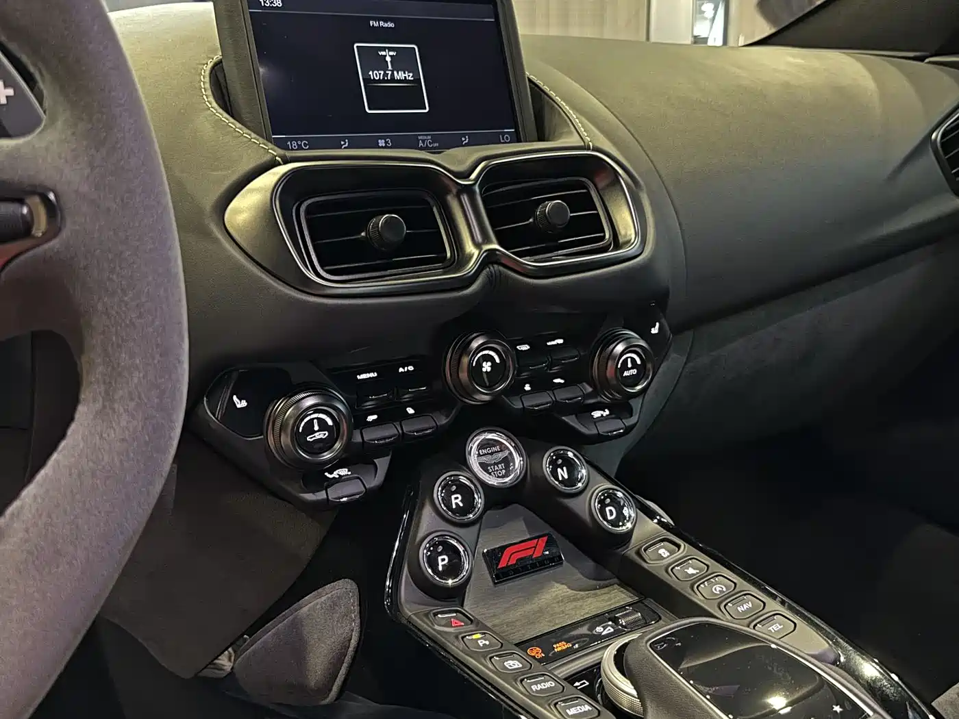 ASTON MARTIN V8 VANTAGE