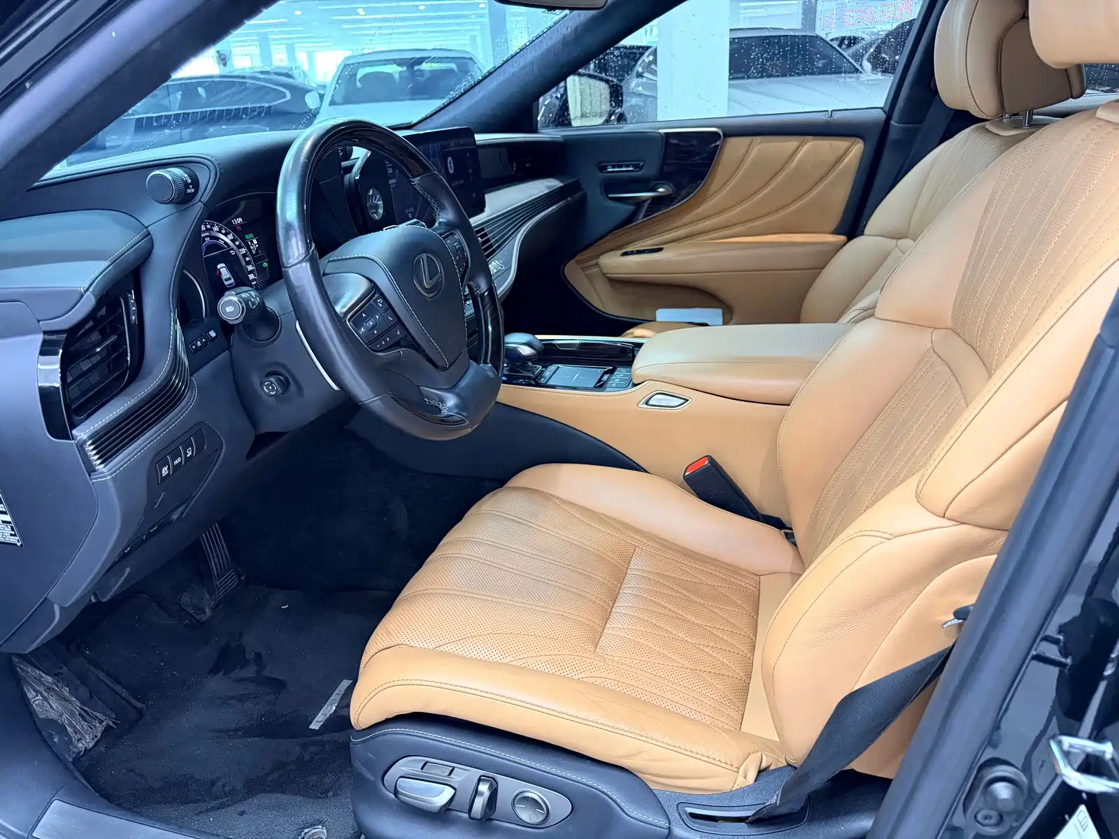 Фото 4 - Lexus LS