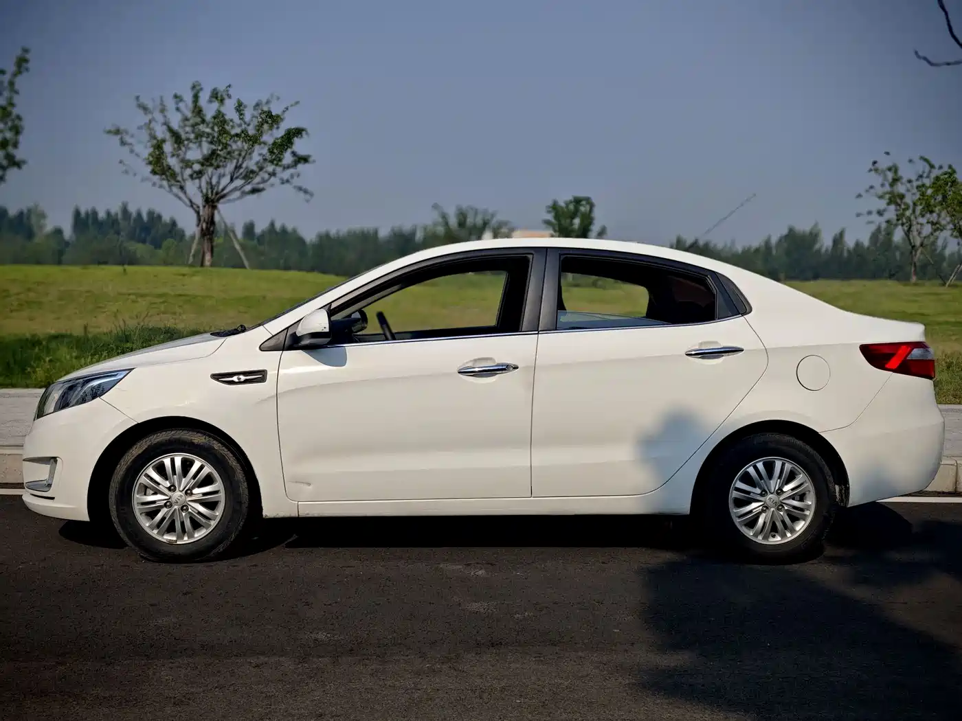 Kia K2 2013 2012 Sedan 1.4L MT GLS Commemorative Edition