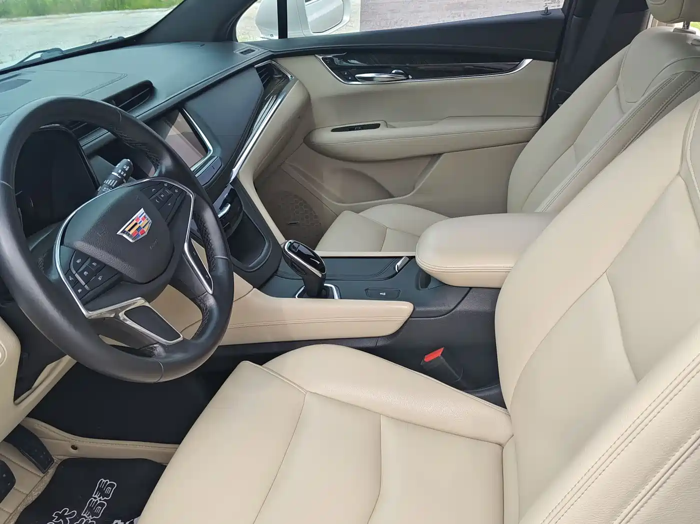 Photo 5 - Cadillac XT5