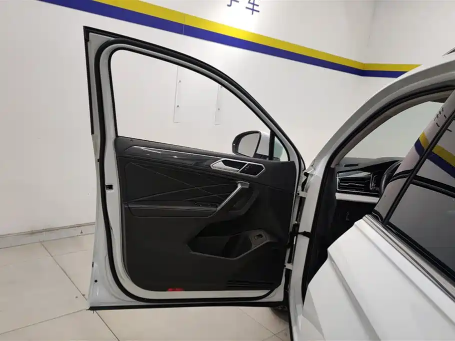 Volkswagen Tiguan L 2023 Facelift 330TSI Auto FWD R-Line Premium фото 7