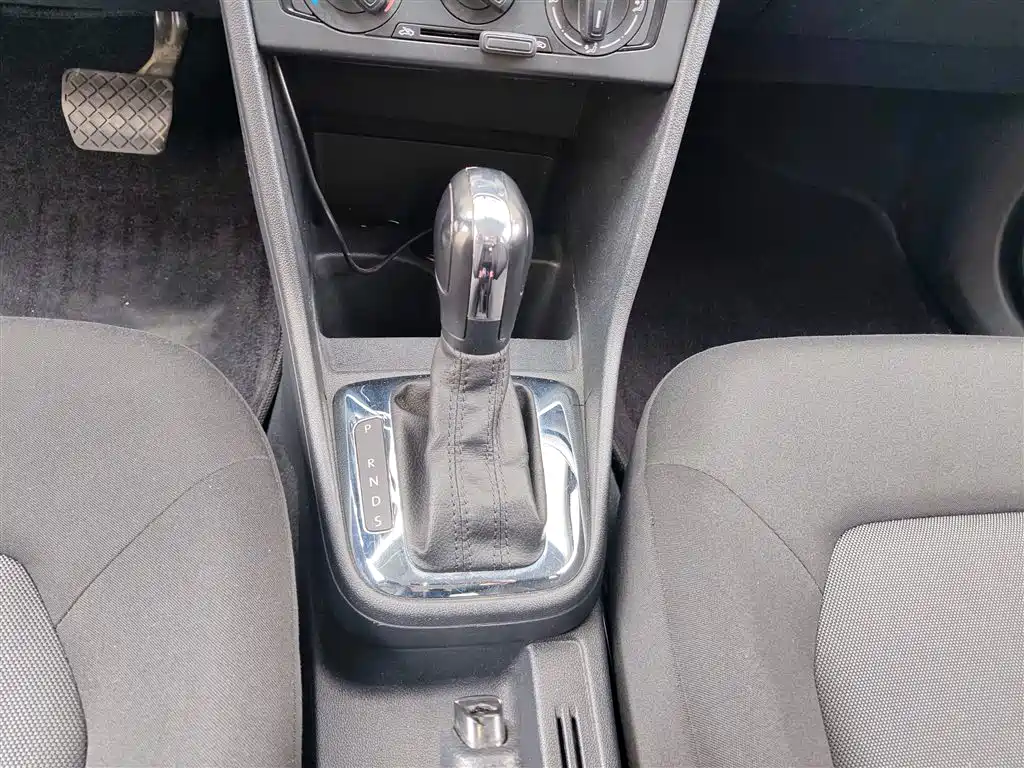 Volkswagen Jetta 2013 1.6L Automatic Fashion фото 10