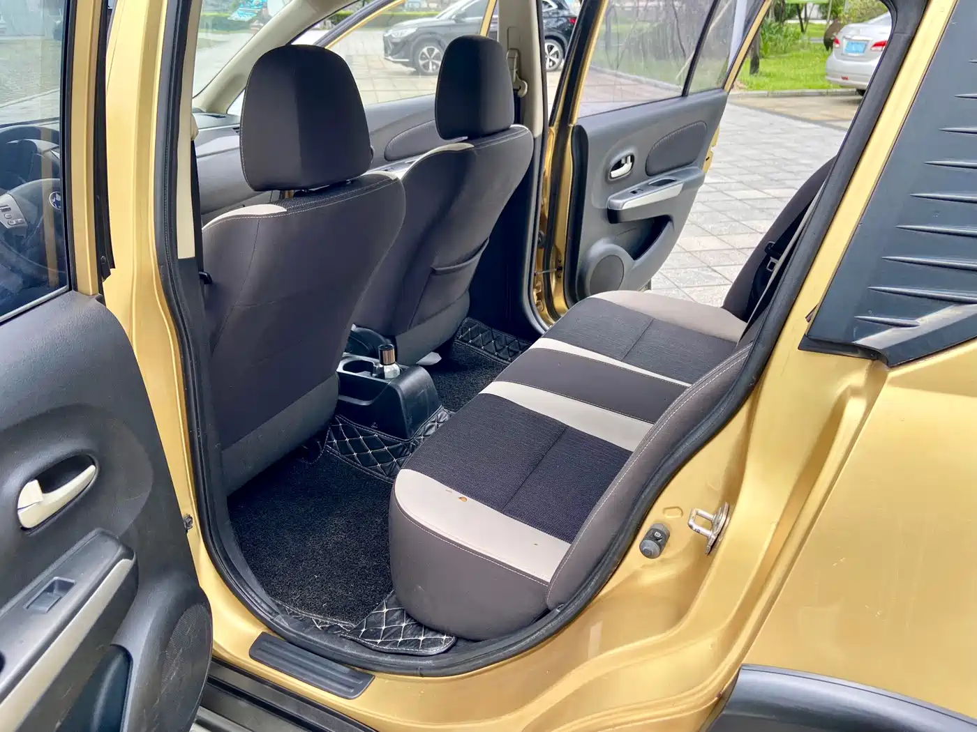 Venucia R50X 2015 2015 1.6L Automatic Luxury