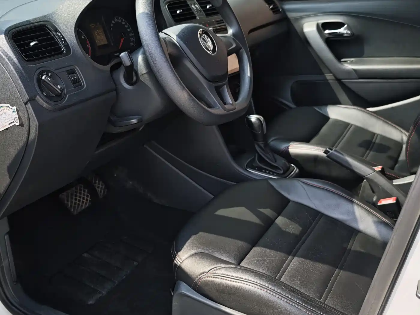 Volkswagen Polo 2016 1.4L Automatic Trend фото 6
