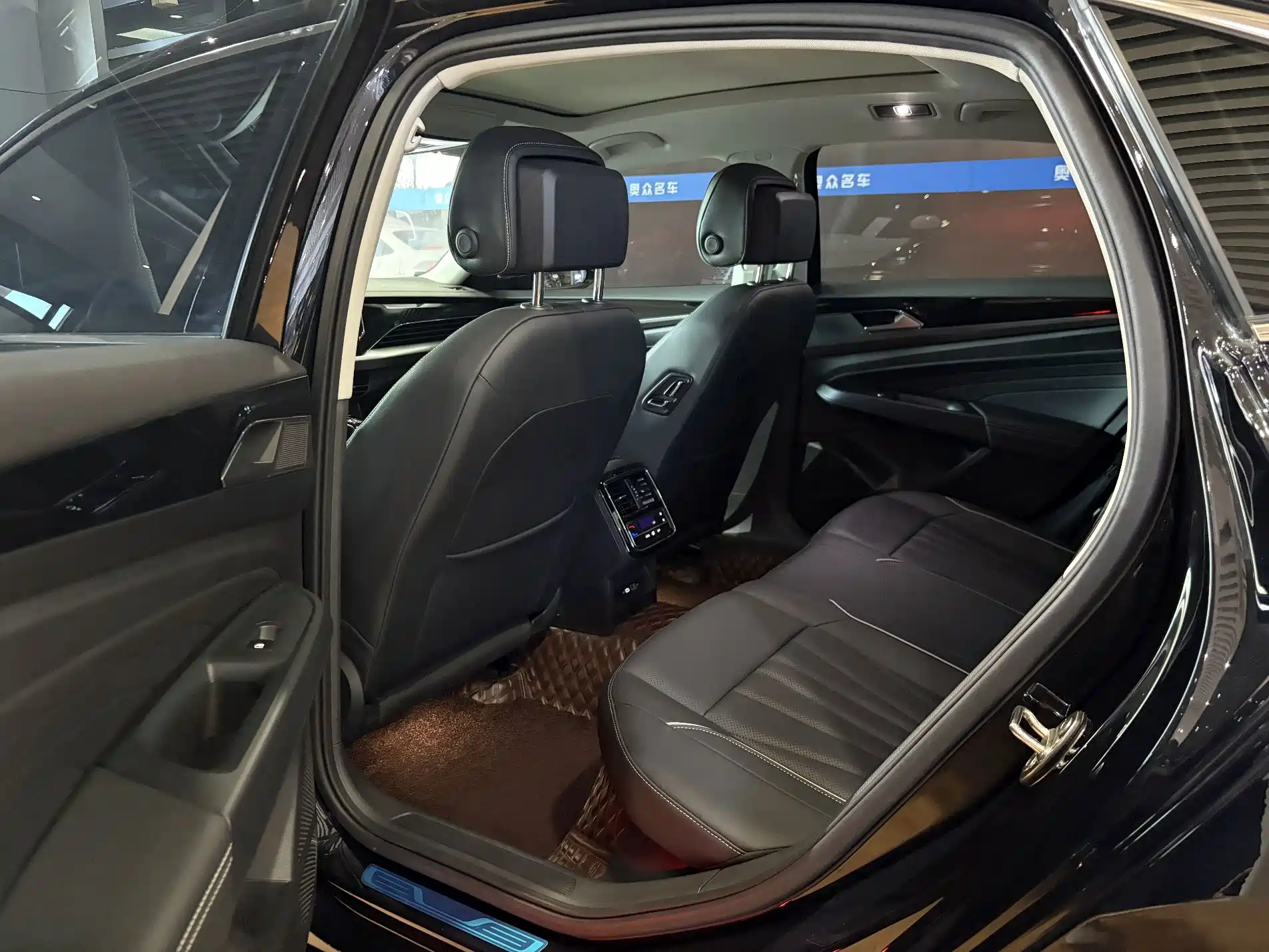 Фото 8 - Volkswagen Passat