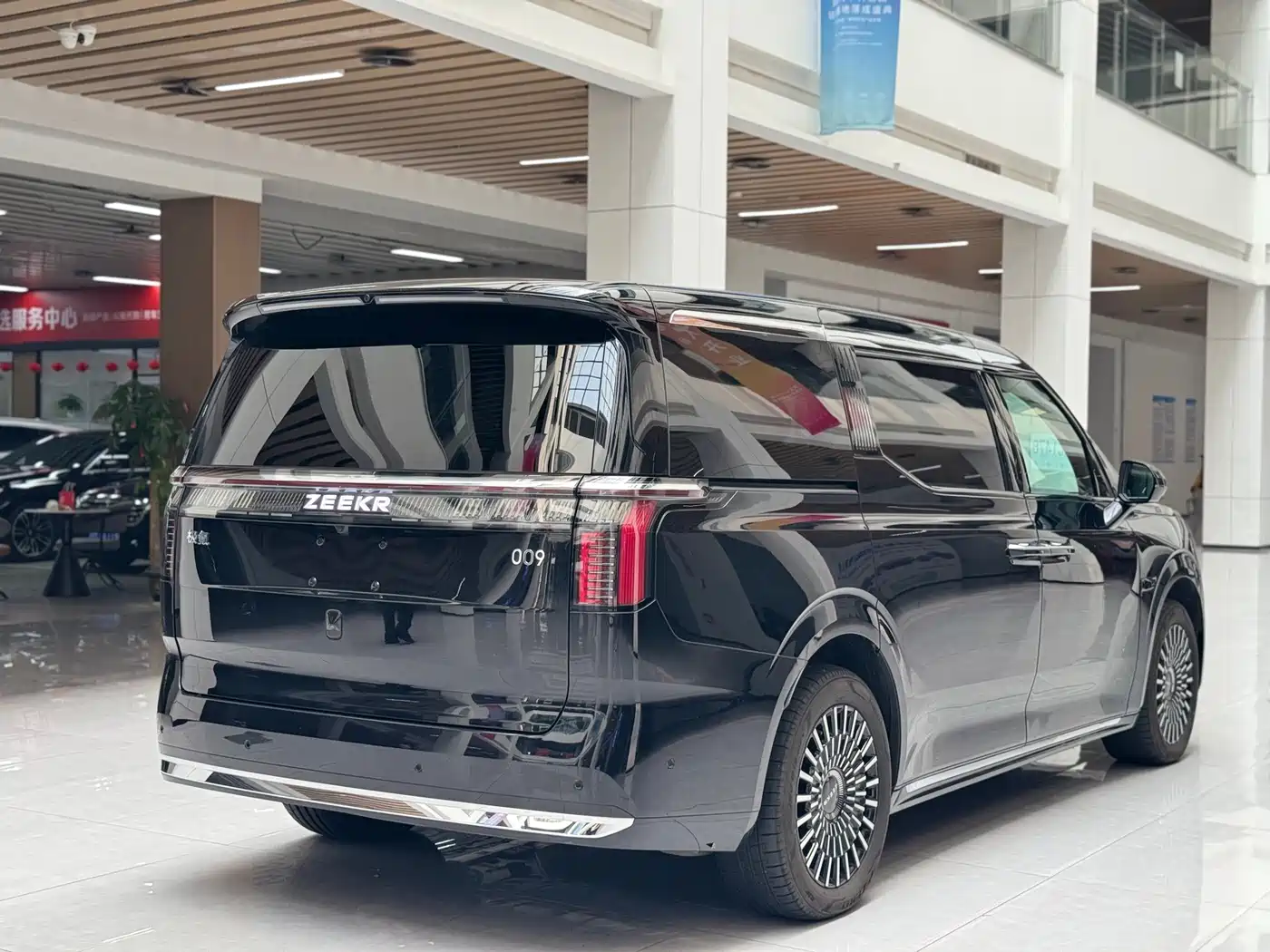 ZEEKR 009 2025 2024 7-Seat Aisle AWD Version 108kWh