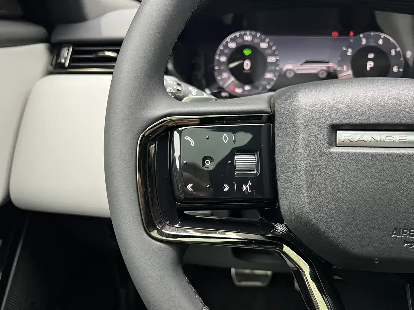 Land Rover Range Rover Velar 2024 Dynamic SE фото 16