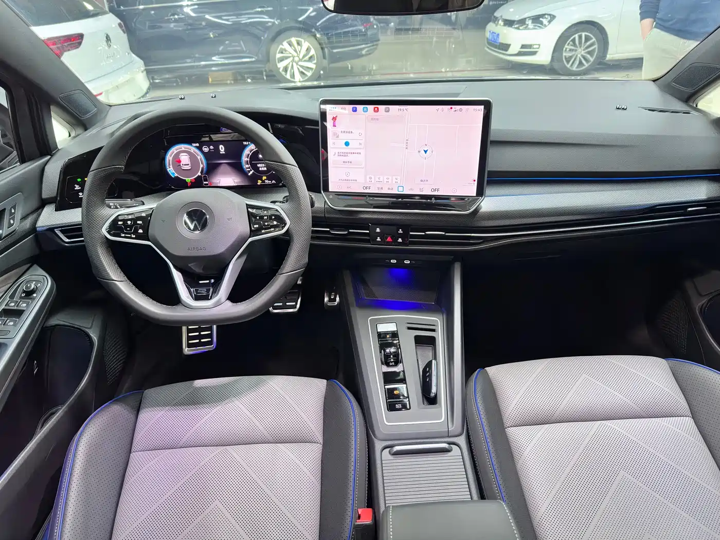 Volkswagen Golf 2025 300TSI R-Line фото 11