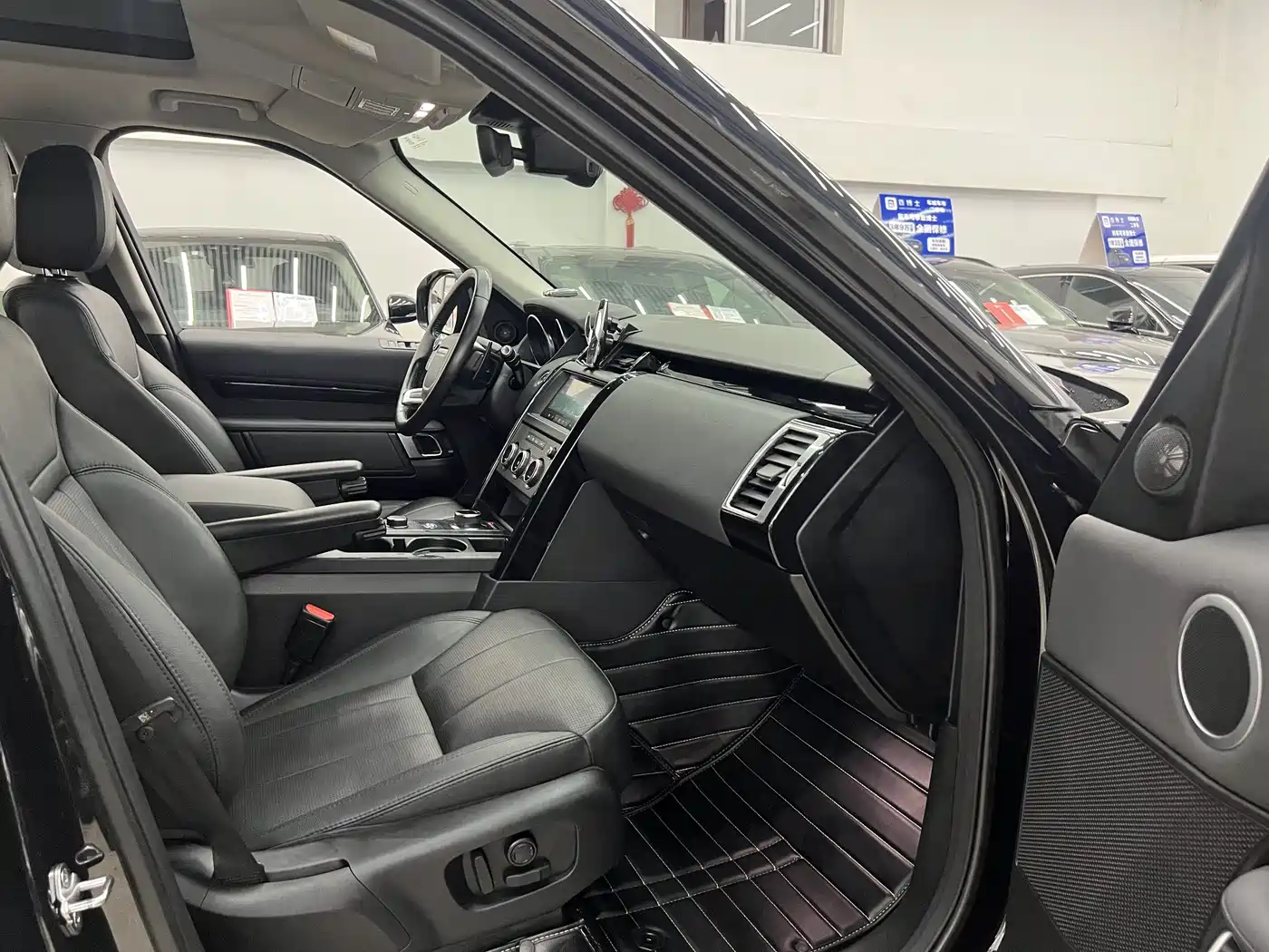 Land Rover Discovery 2018 2.0T SE фото 15
