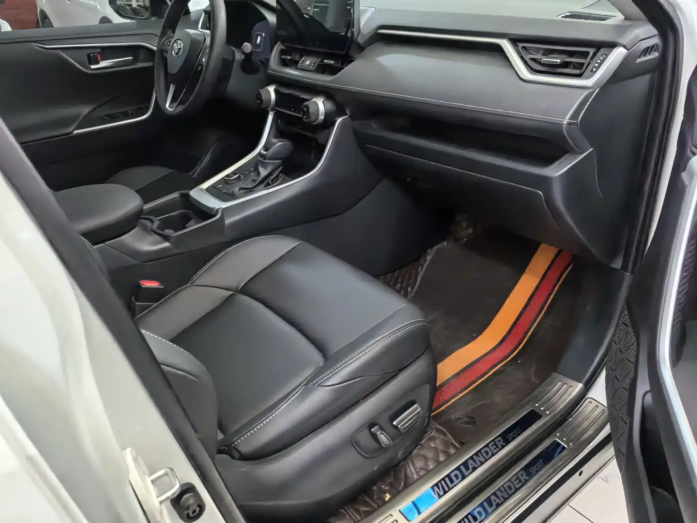 Toyota Wildlander 2024 2.0L CVT 4WD Luxury PLUS Edition фото 11