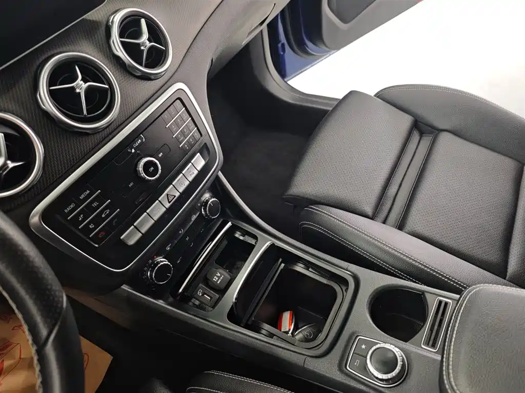 Mercedes-Benz GLA 2018 GLA 200 Dynamic фото 16