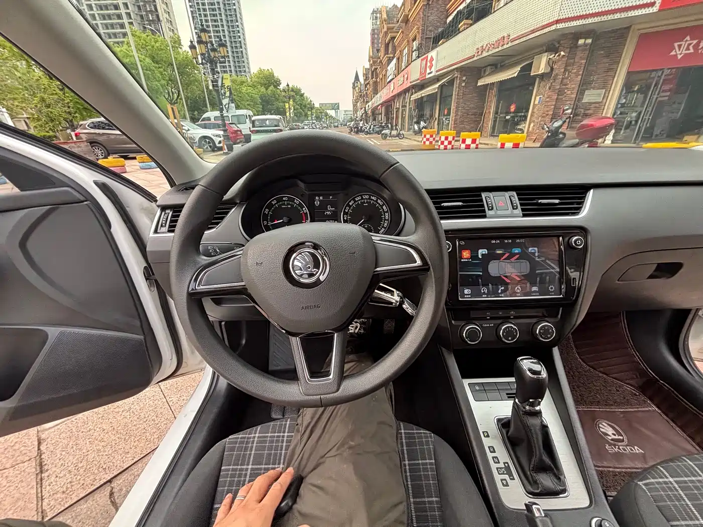 Škoda Octavia 2018 1.6L Automatic Comfort фото 8