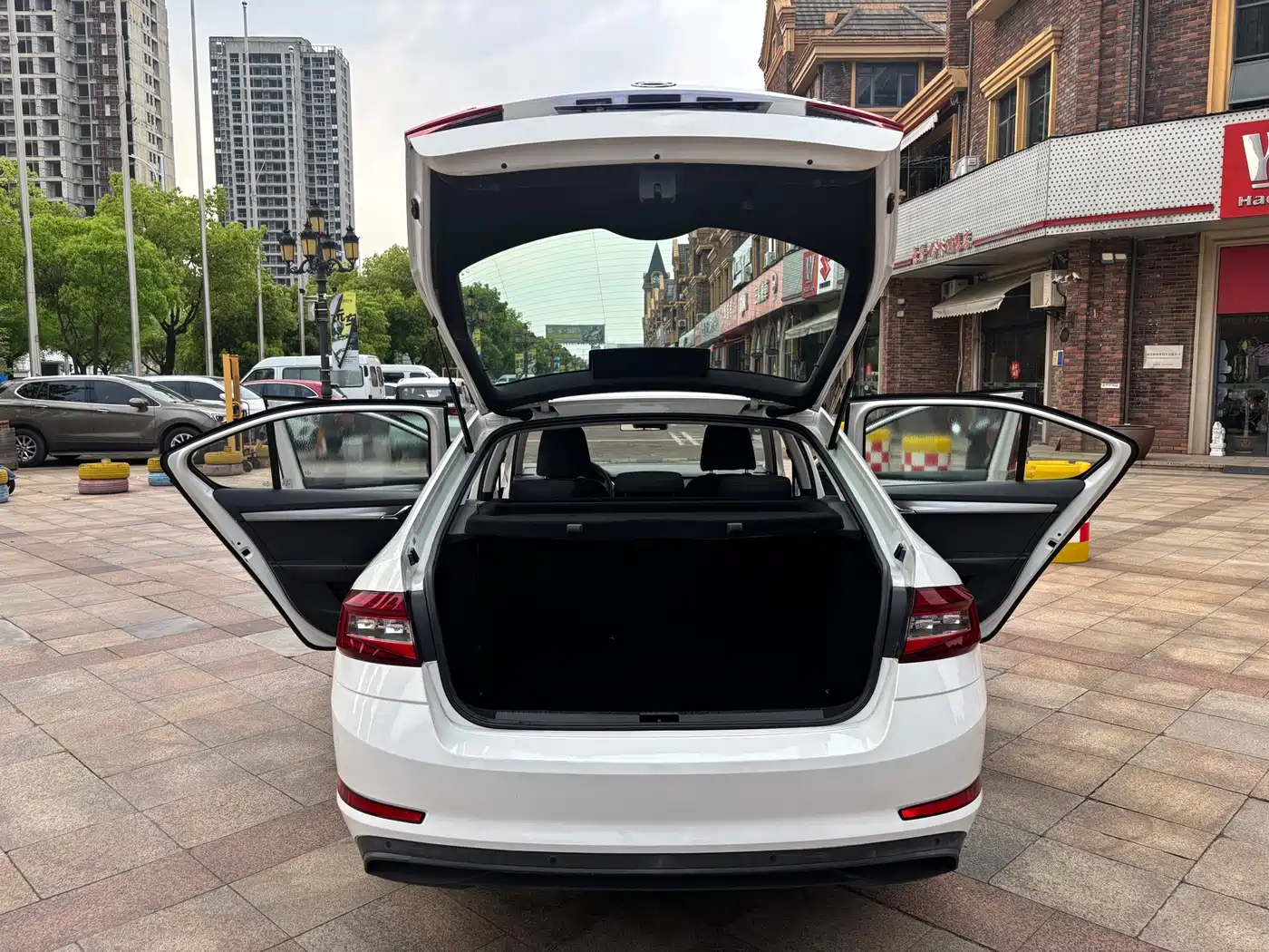 Škoda Octavia 2018 1.6L Automatic Comfort фото 16