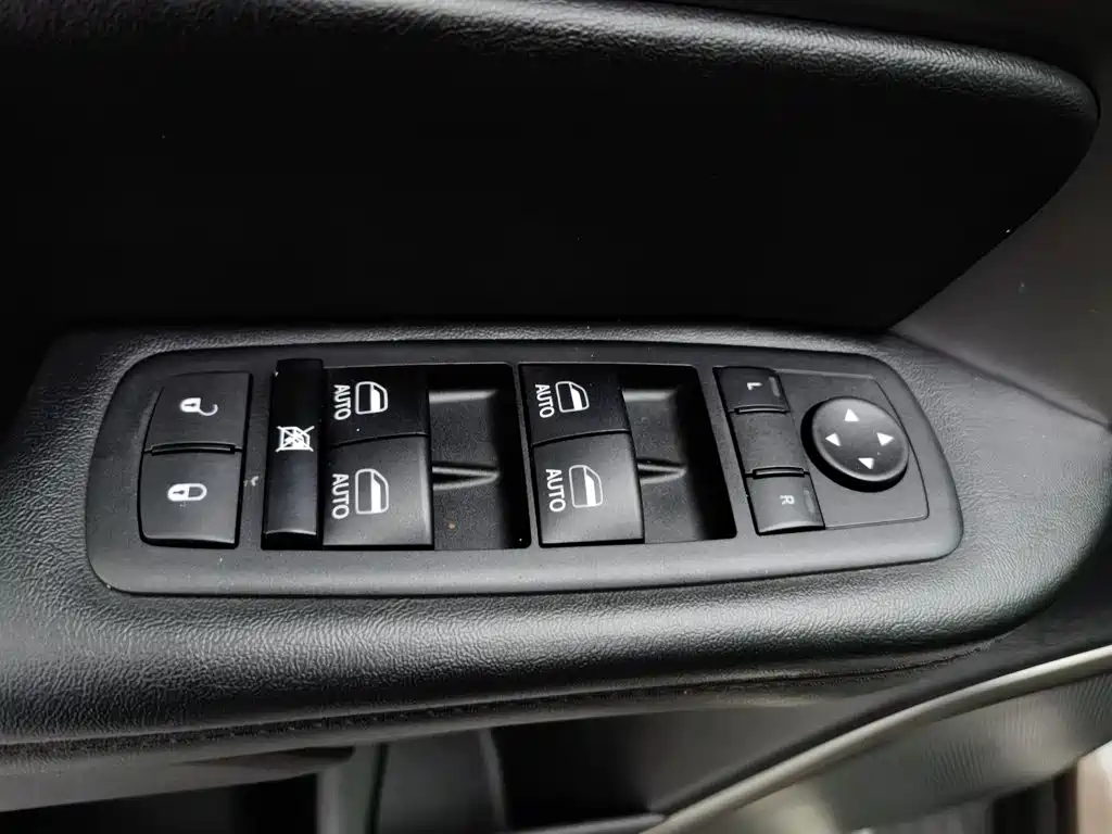 Фото 9 - Jeep Commander