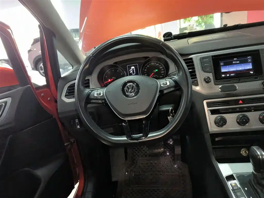 Volkswagen Golf Sportsvan 2016 230TSI Automatic Progressive фото 7
