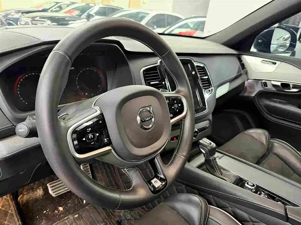 Фото 7 - Volvo XC90
