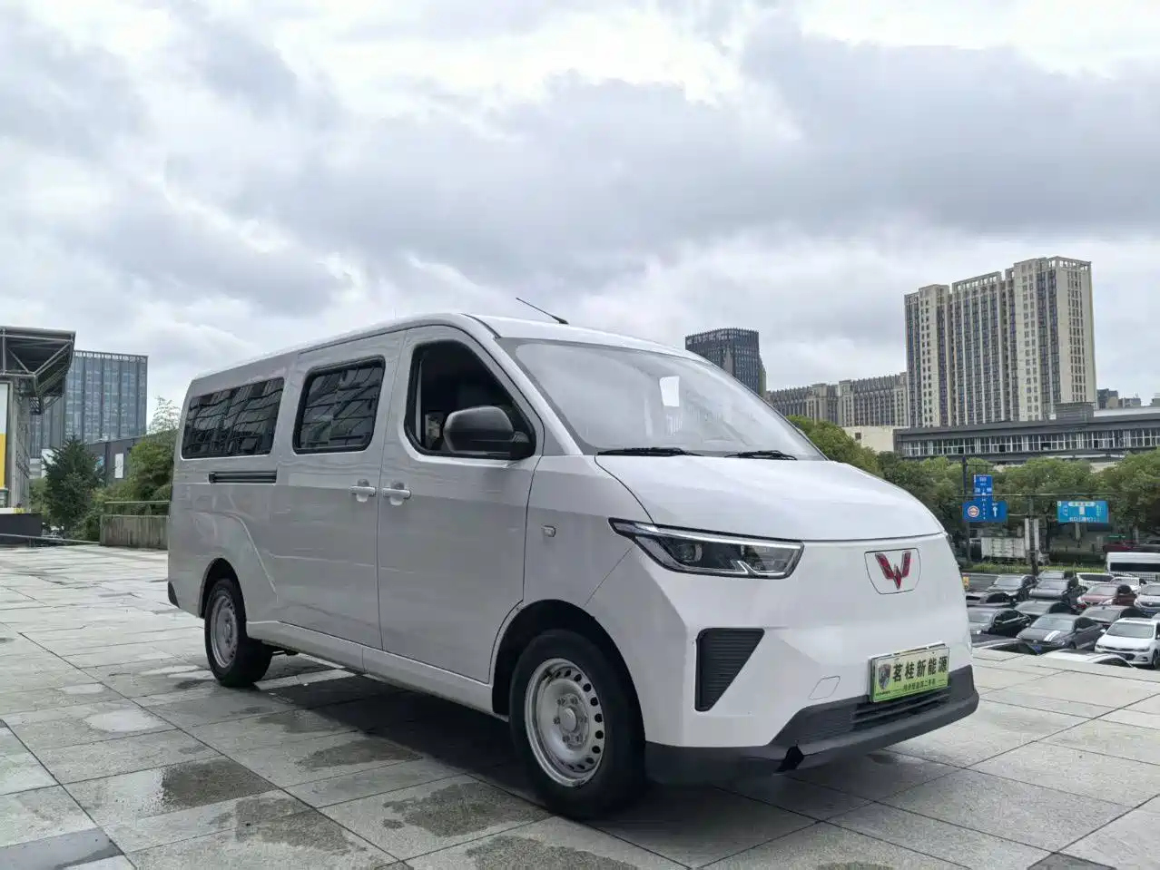 Wuling Motors Wuling Yangguang 2024 2024 300KM Comfort Bus Version 75kW