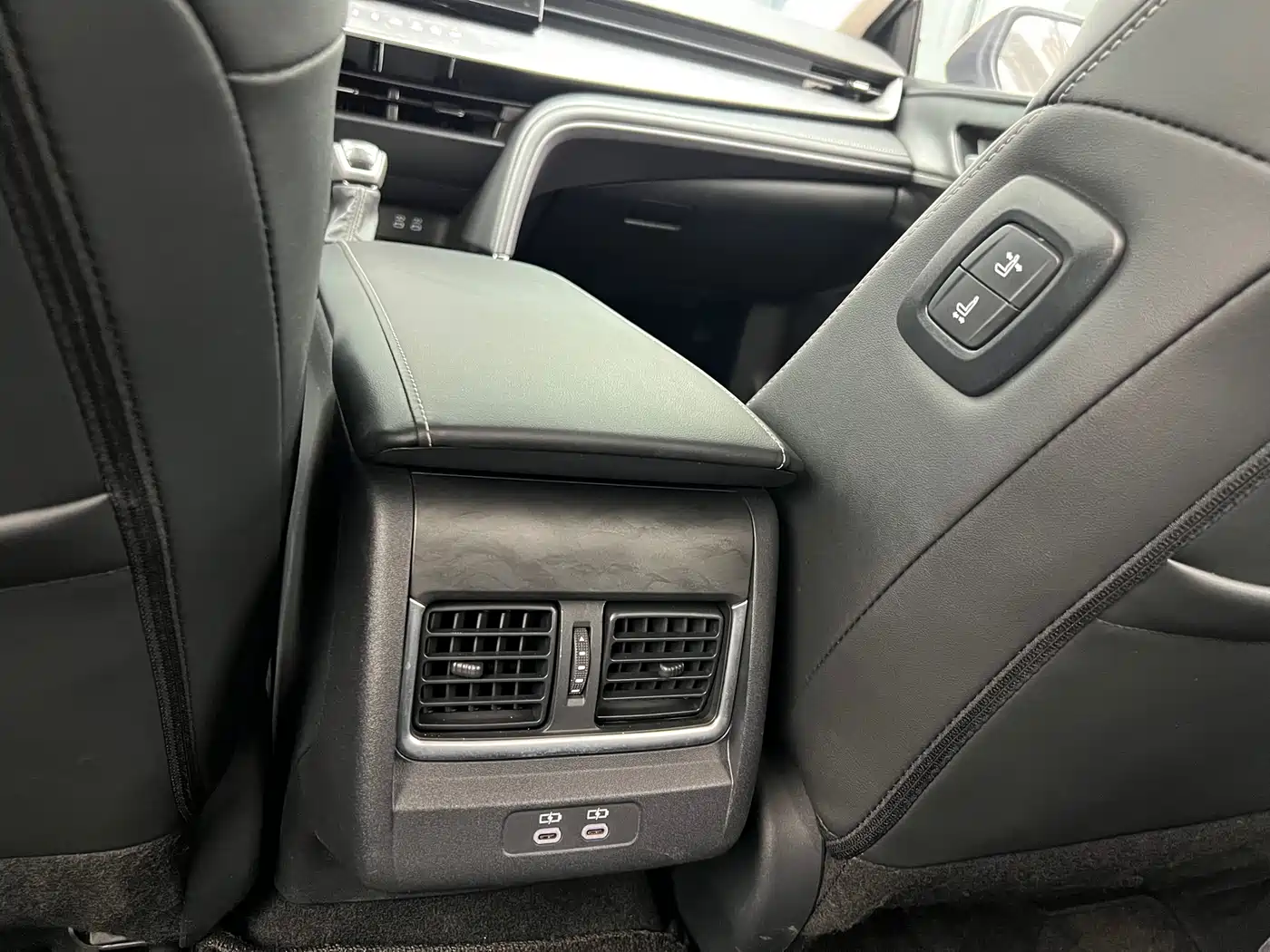 Toyota Camry 2024 2.0GVP Luxury Edition фото 8