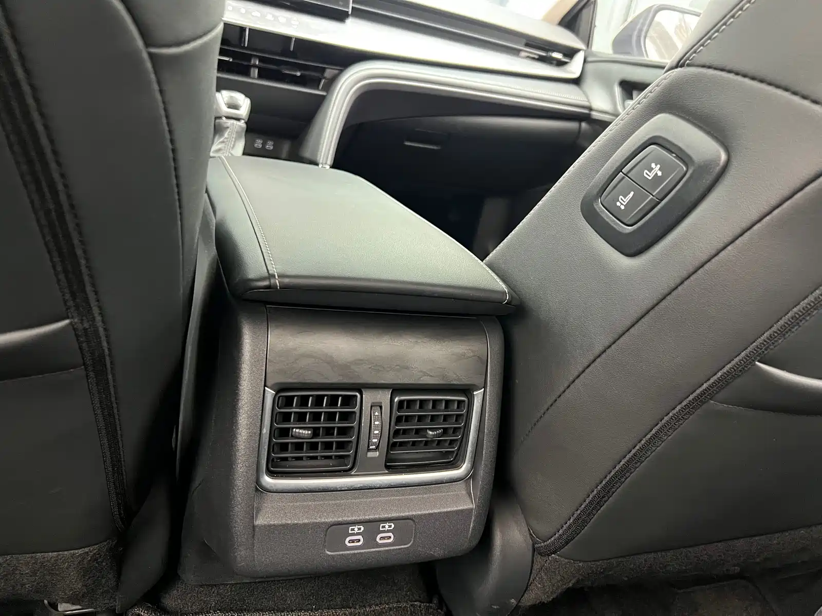 Фото 8 - Toyota Camry