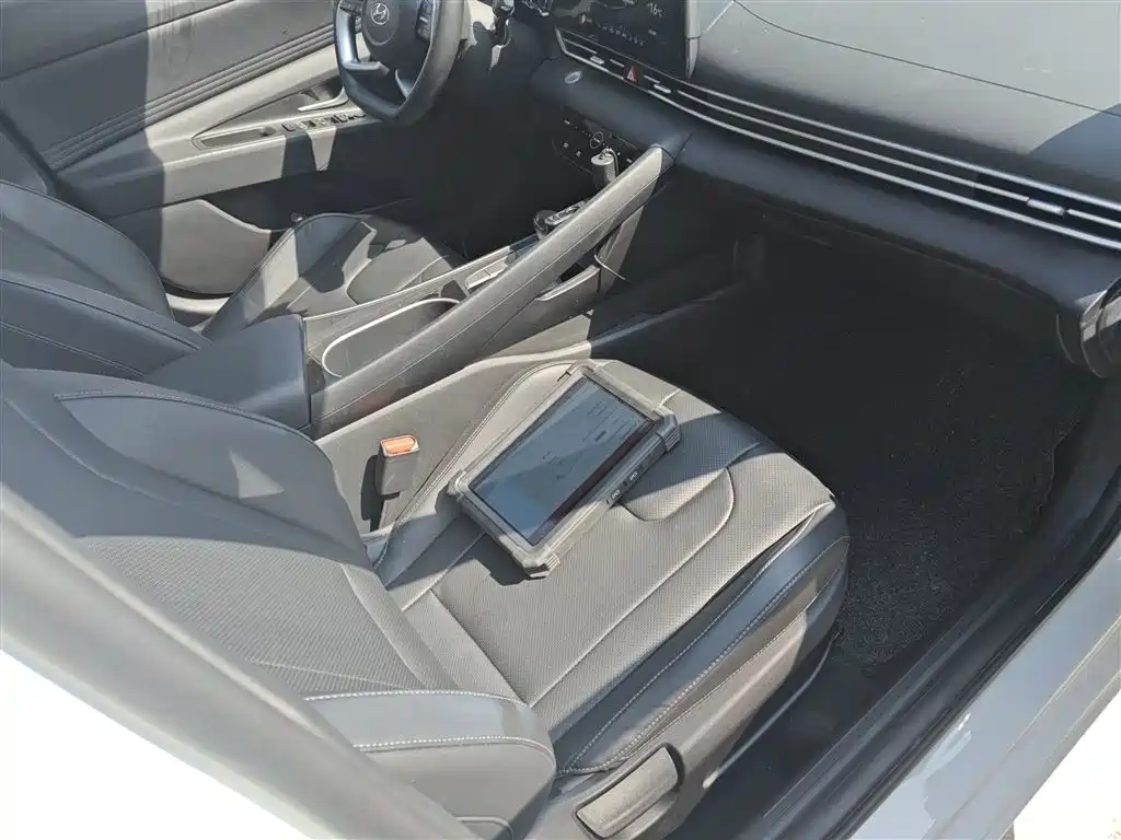 Hyundai Elantra 2022 1.5L CVT LUX Premium Edition фото 20