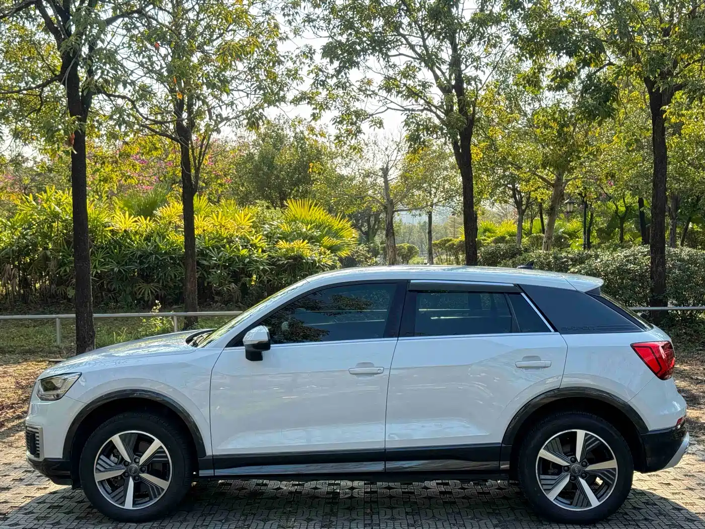 AUDI Q2L E TRON