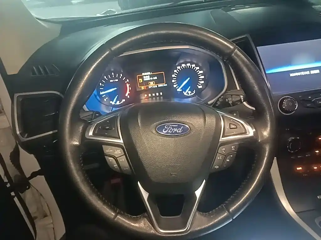 Фото 11 - Ford Edge