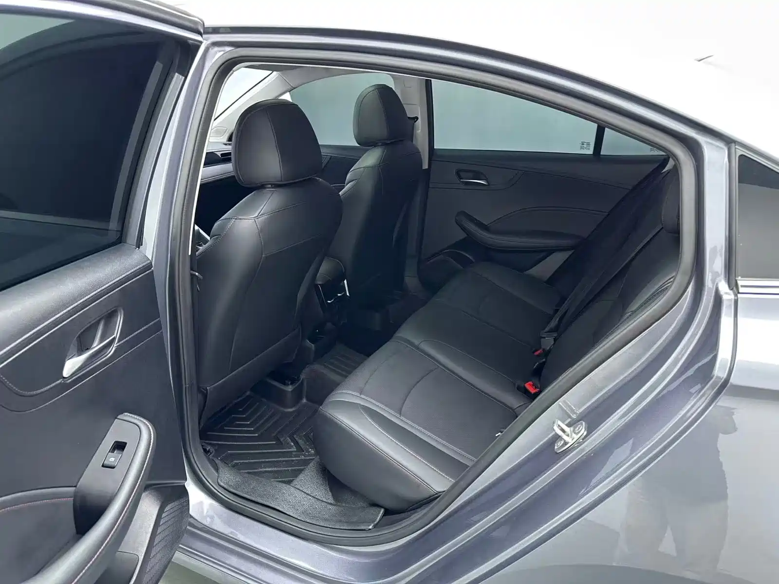 Фото 6 - Roewe i5