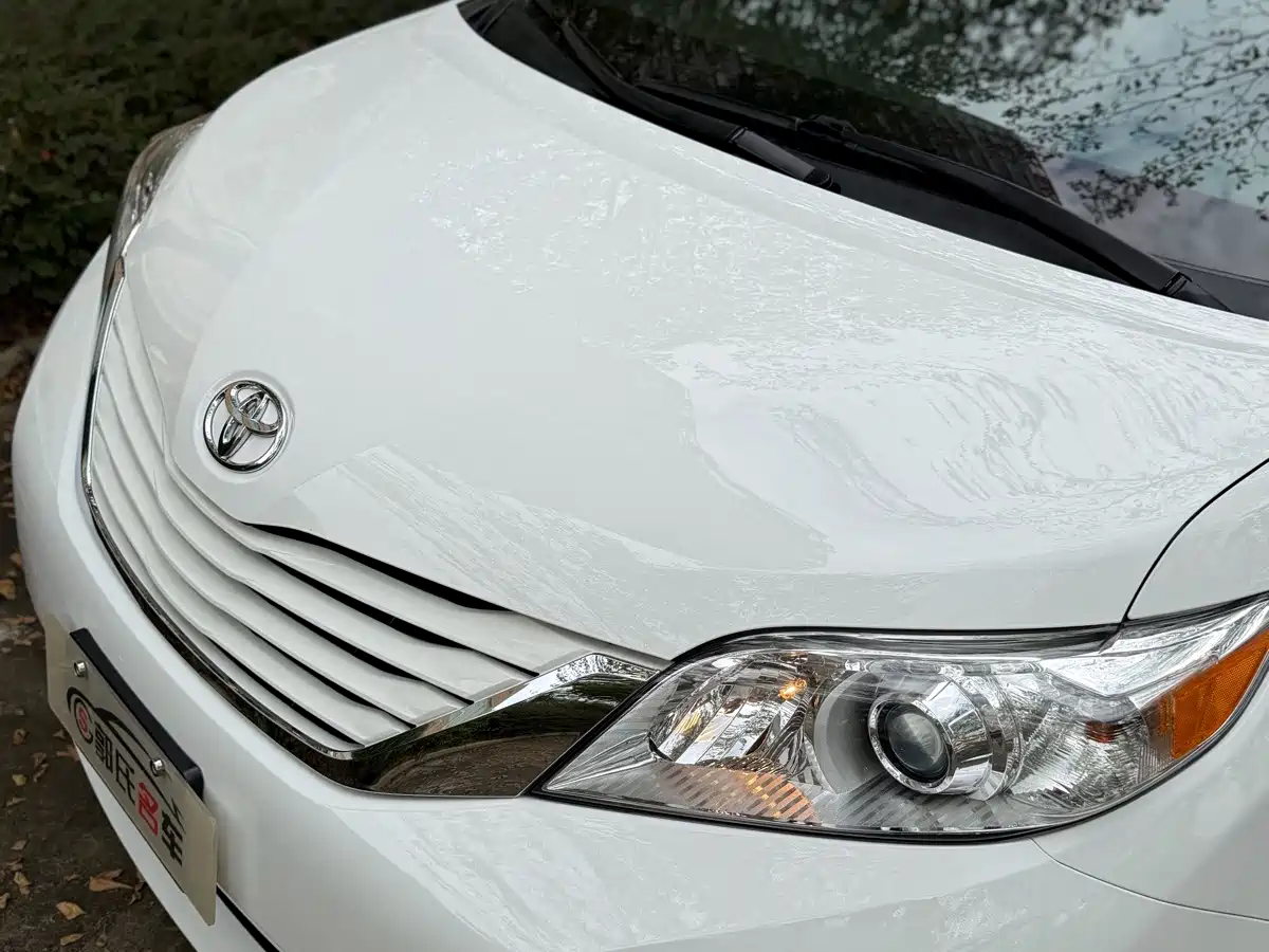 Photo 23 - Toyota Sienna