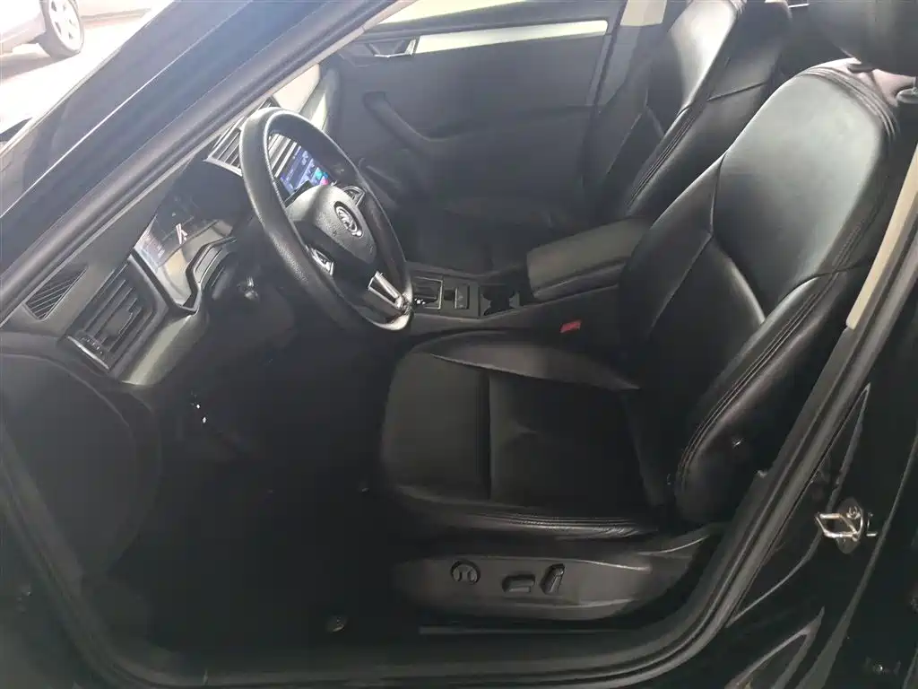 Škoda Superb 2016 TSI330 DSG Pioneer Edition фото 15