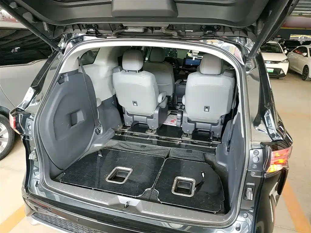 Toyota Granvia 2023 2.5L Hybrid Prestige PLUS Edition фото 15