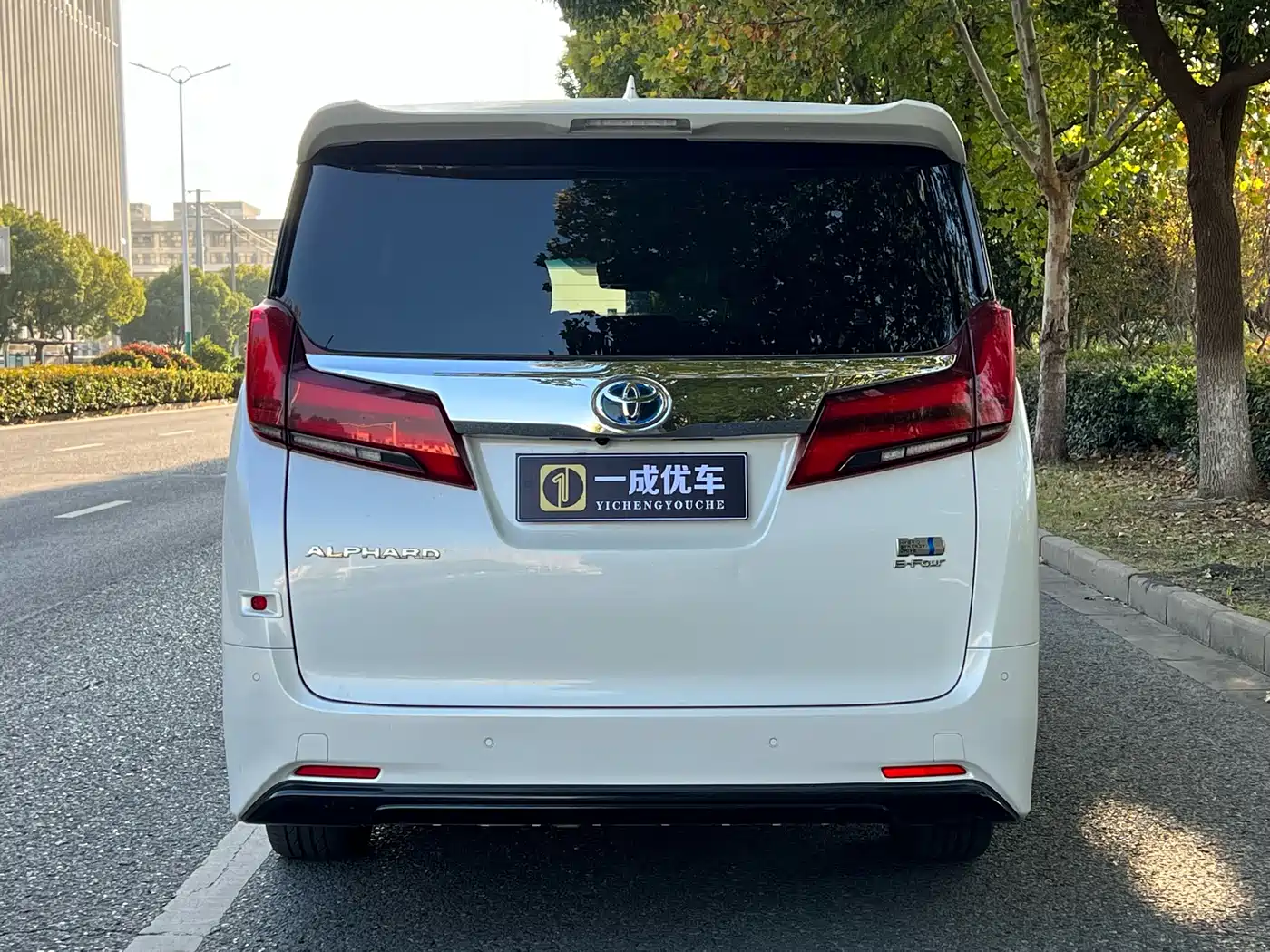 Toyota Alphard 2021 Hybrid 2.5L Luxury фото 4