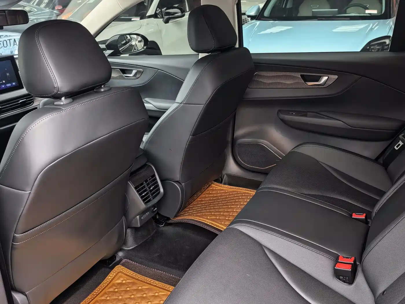 Hongqi E-QM5 2022 431km Charging Enjoyment Edition фото 10