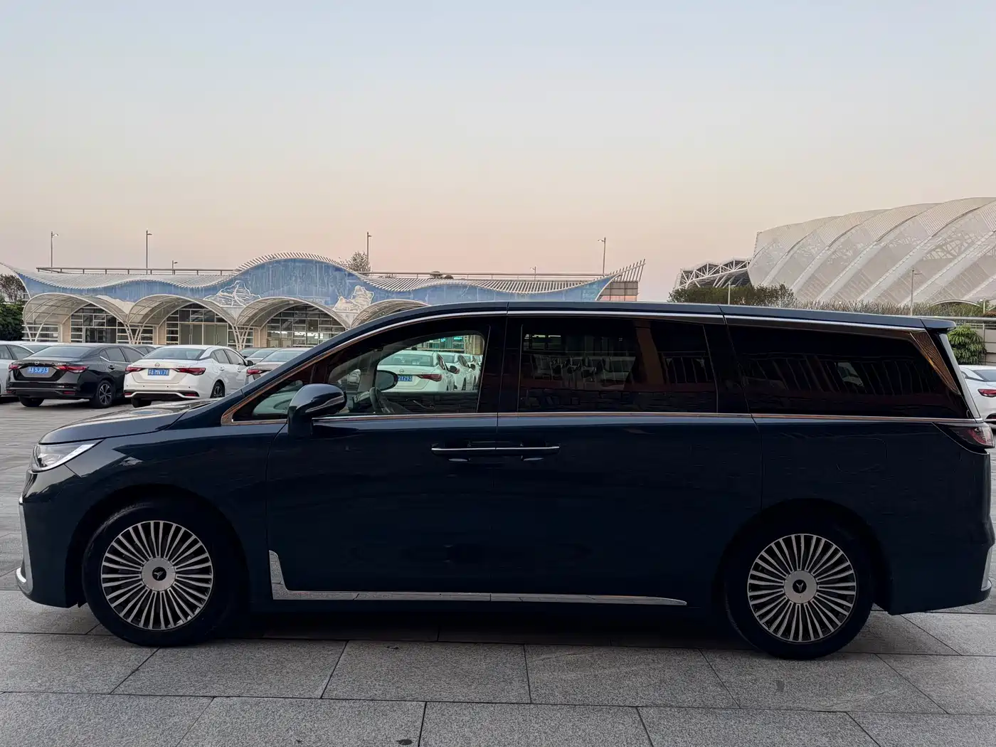 Voyah Auto Voyah Dreamer 2025 PHEV AWD Excellent Kunpeng Edition фото 4