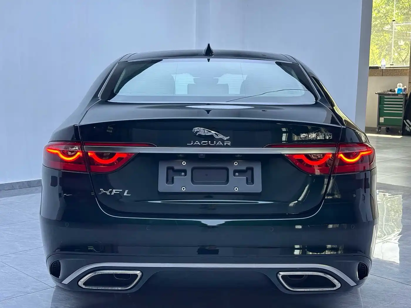 Photo 18 - Jaguar XFL