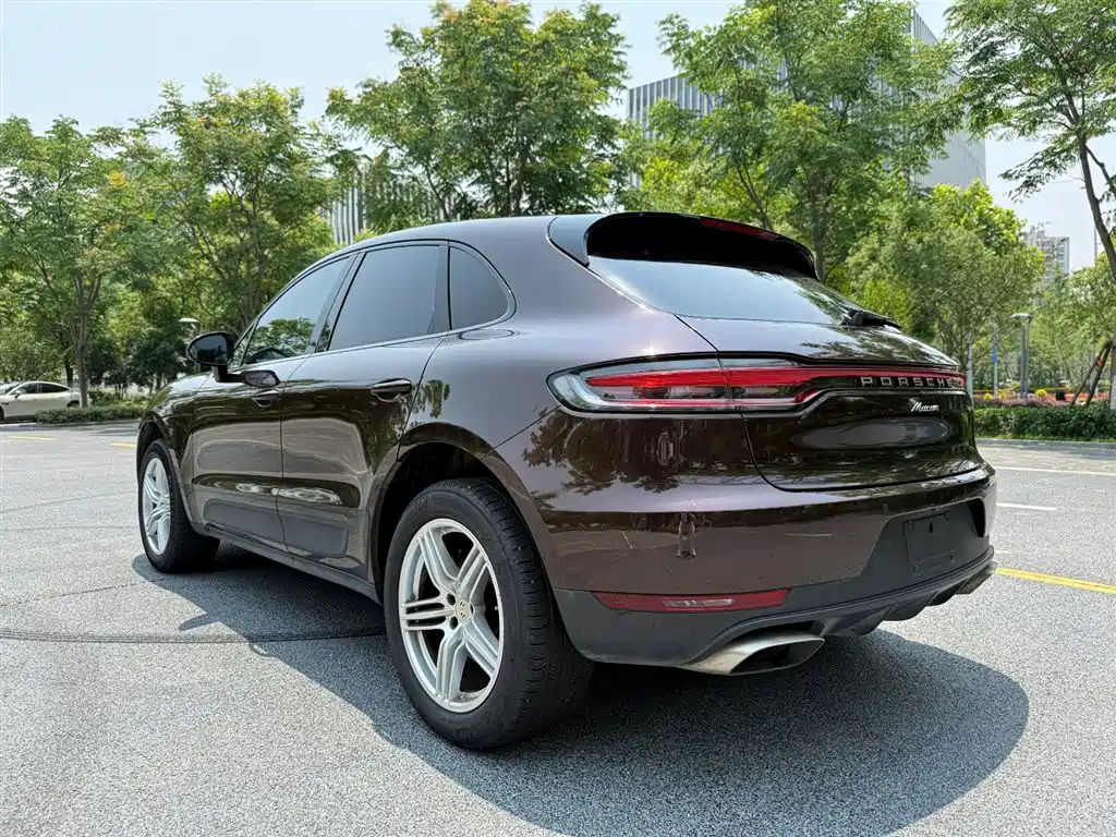 PORSCHE MACAN