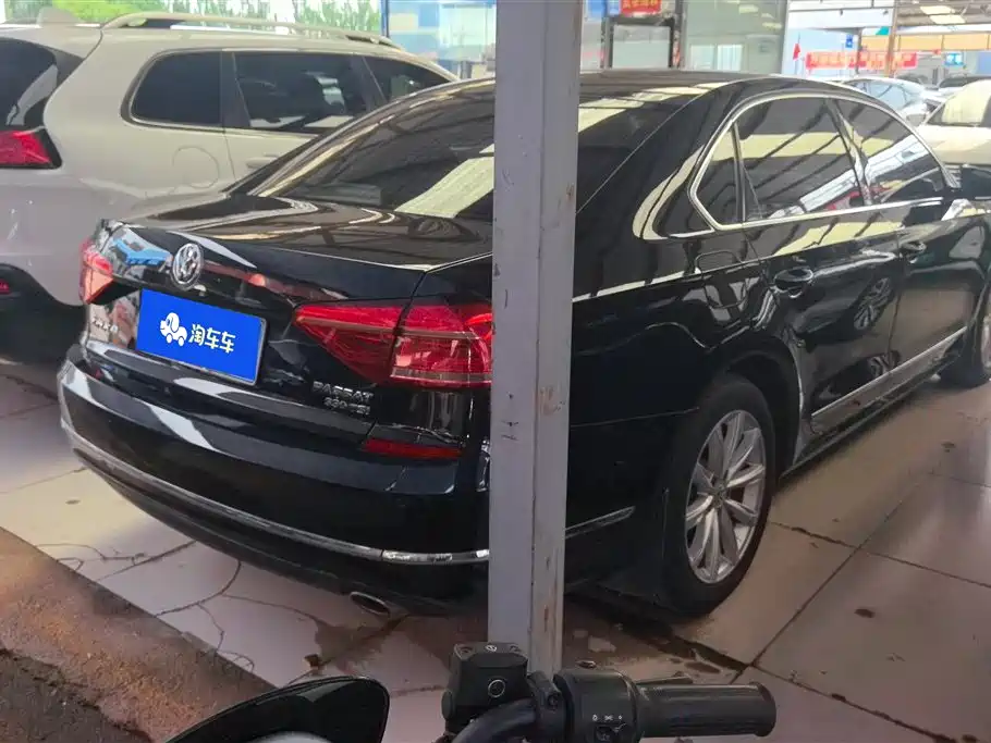 Volkswagen Passat 2016 330TSI DSG Executive Edition фото 3