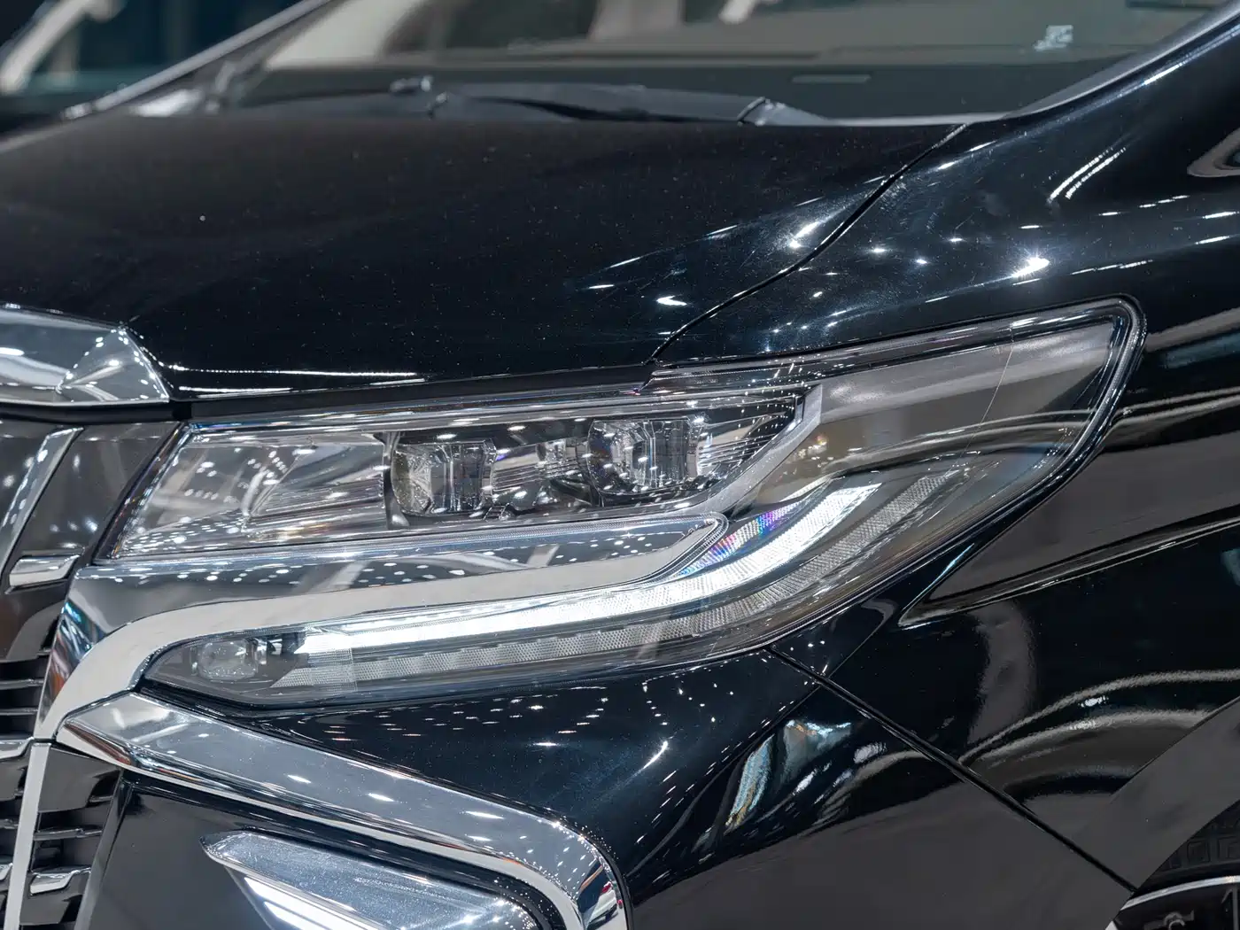 Toyota Alphard 2019 Hybrid 2.5L Luxury фото 12