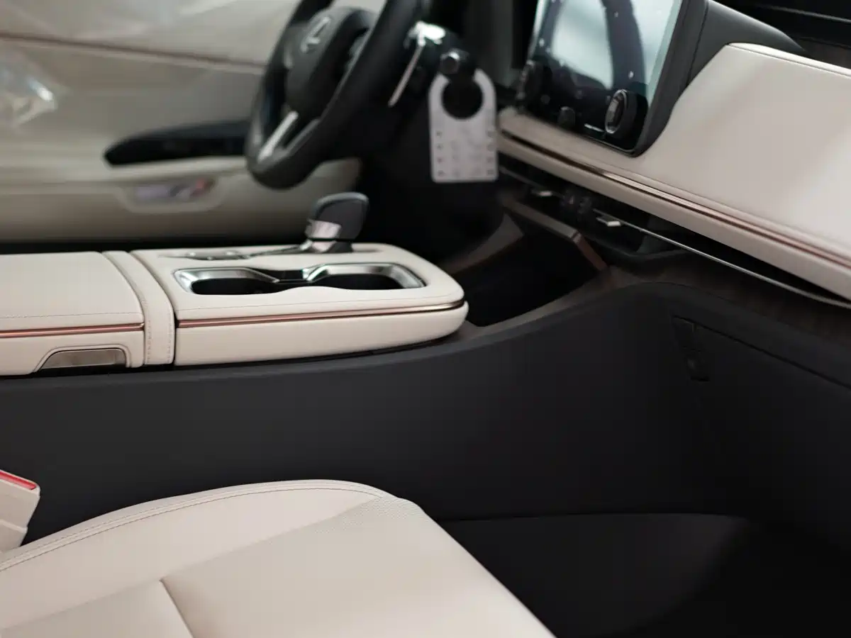 Lexus LM 2025 Model 500h Six-Seater Prestige Edition фото 7