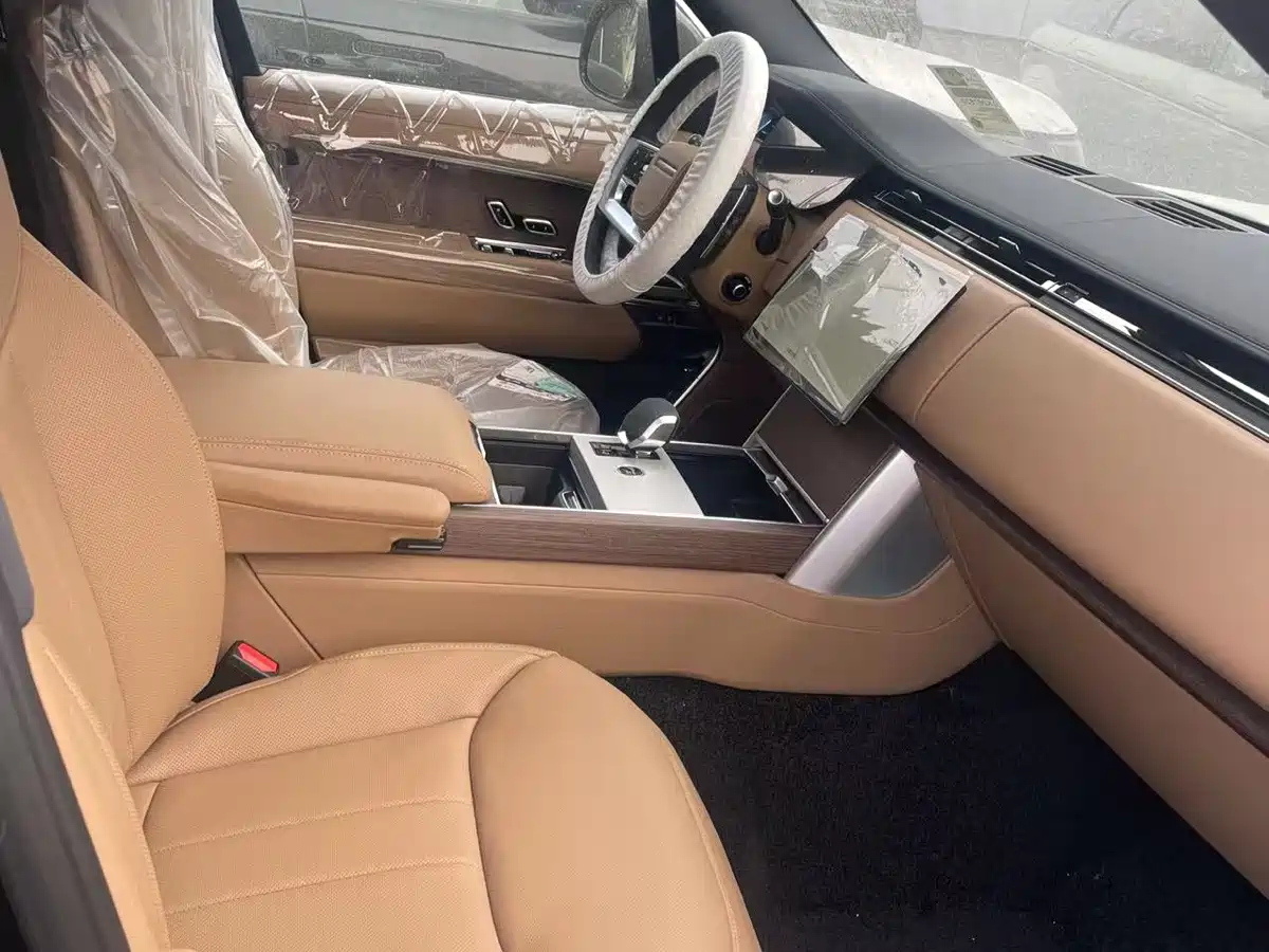 Land Rover Range Rover 2026 Model 3.0 L6 400PS SE Long Wheelbase Version фото 7