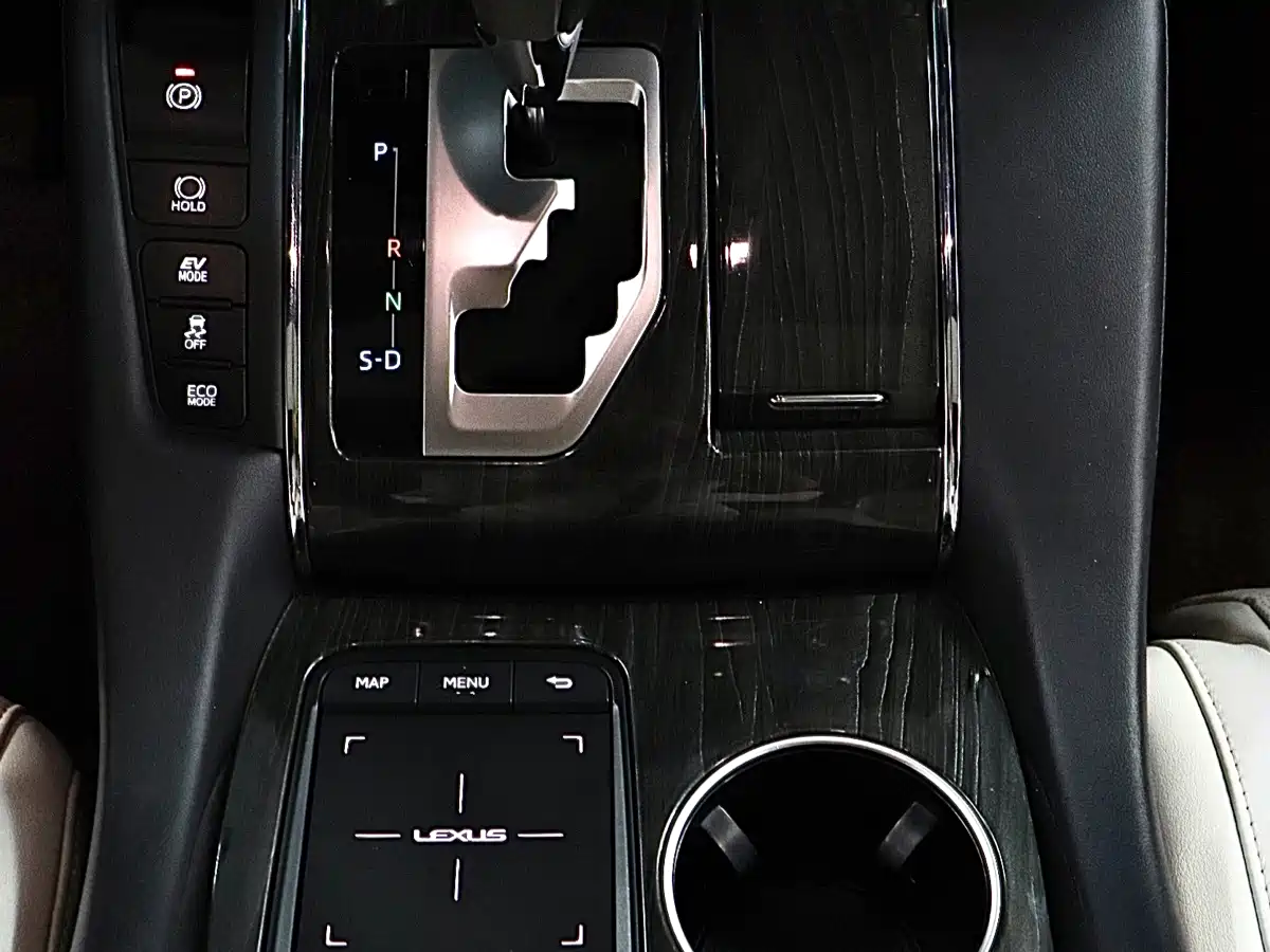 Фото 20 - Lexus LM