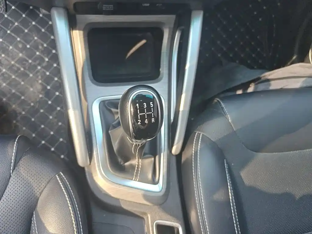 Фото 14 - Geely Vision X3