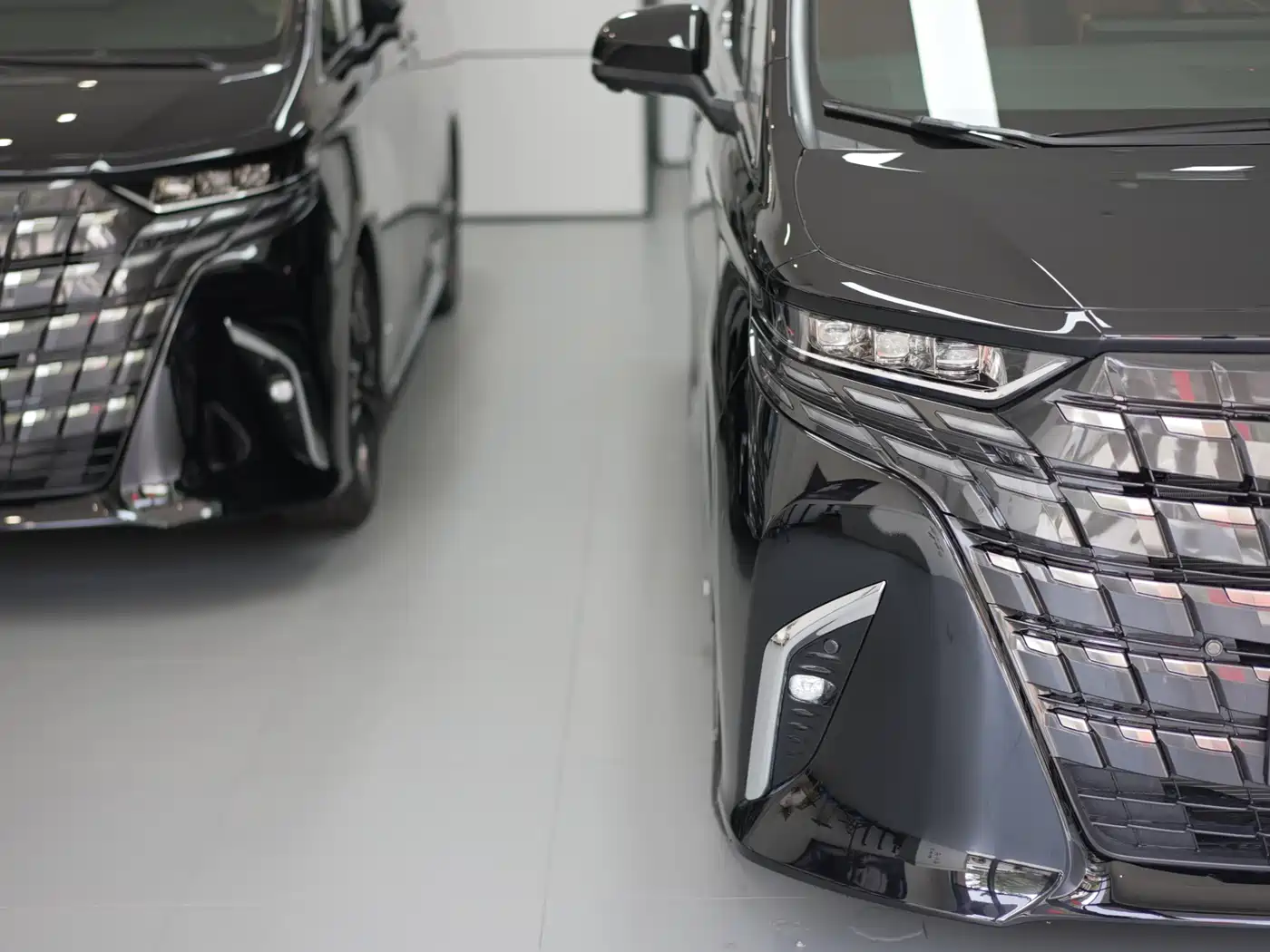 Toyota Alphard 2024 Hybrid 2.5L Ultimate Enjoyment Edition фото 4