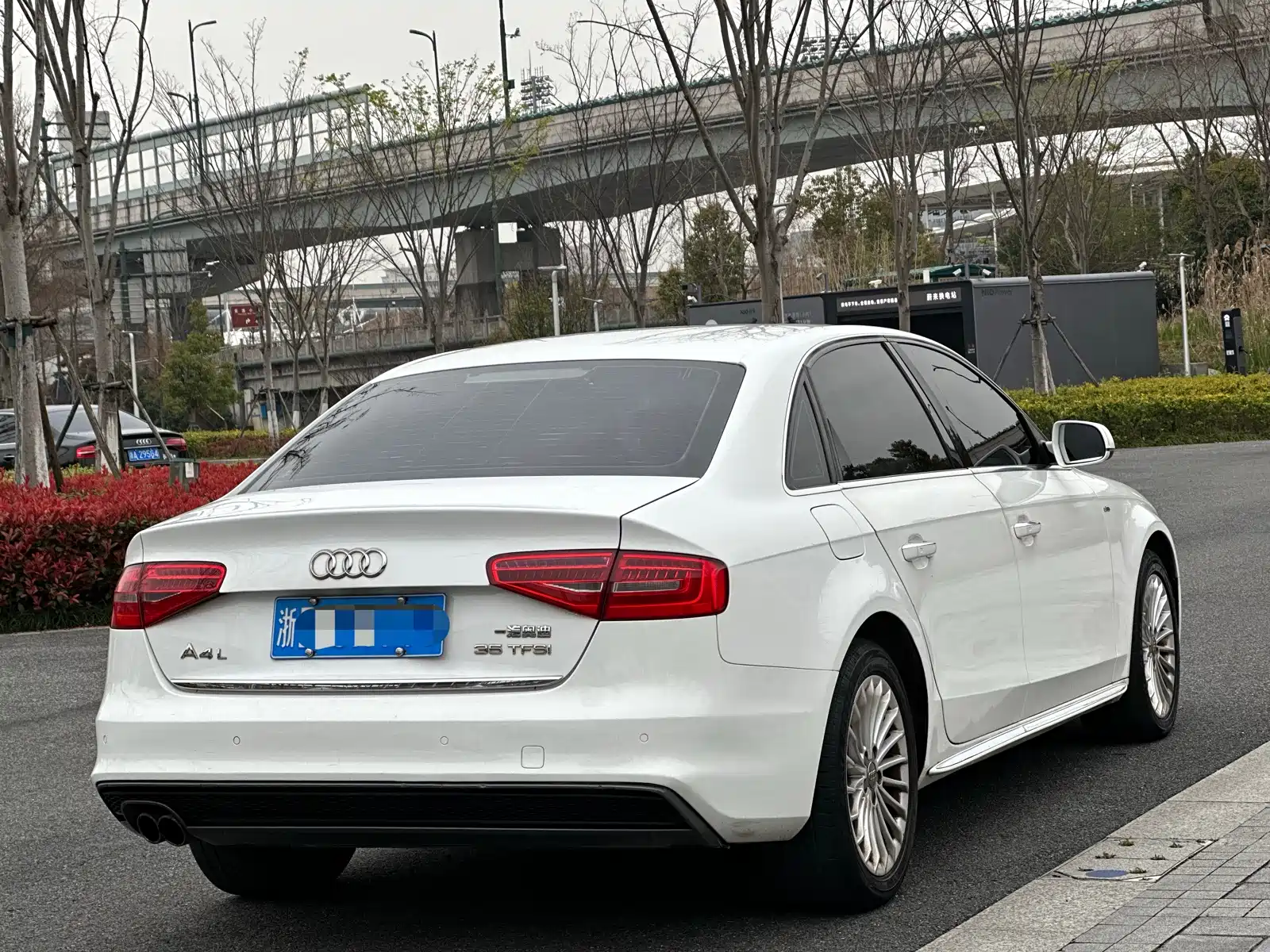 Фото 6 - Audi A4L