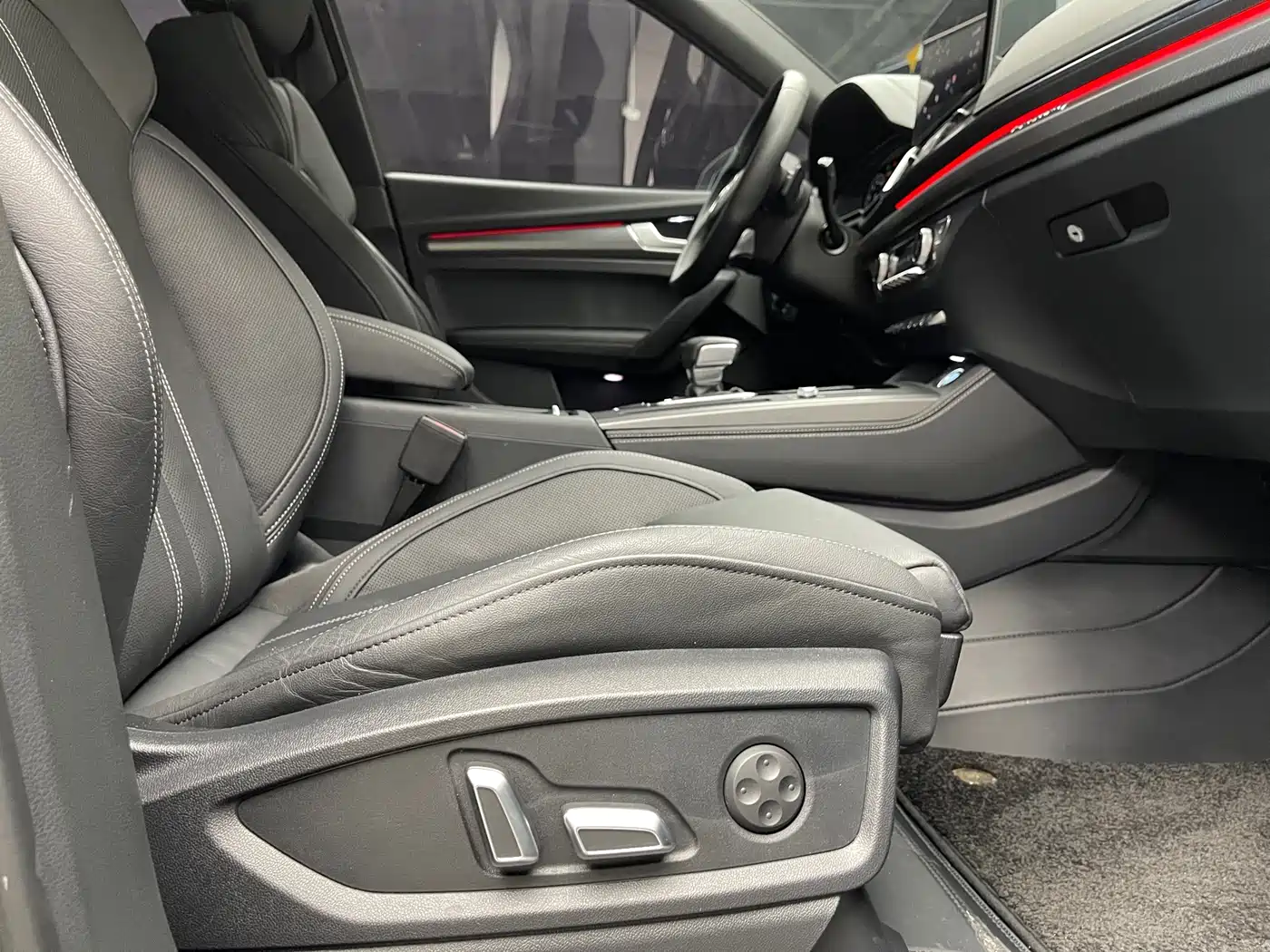 Audi Q5L 2024 Model 40 TFSI Luxury Dynamic фото 19