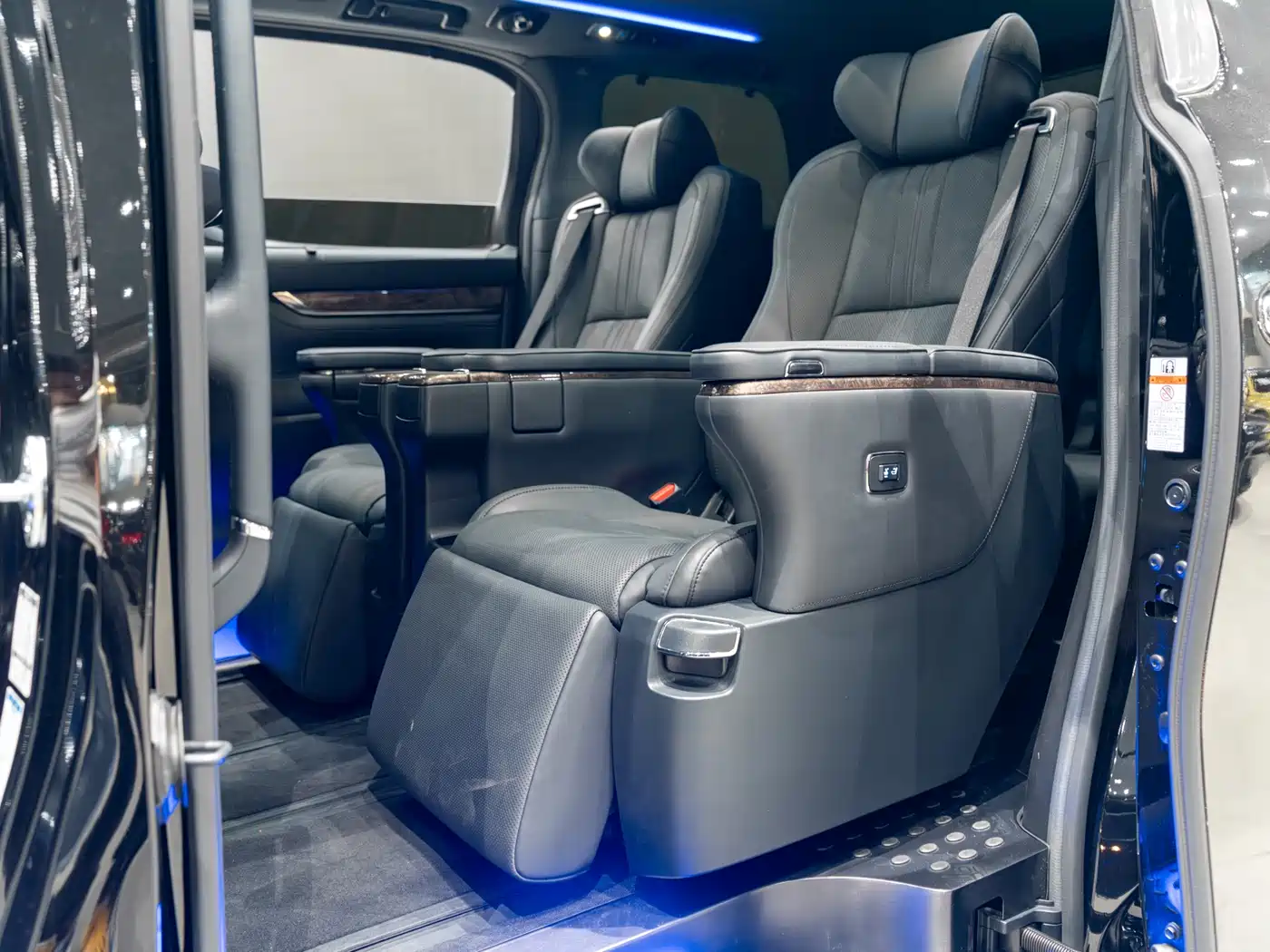 Toyota Alphard 2021 Hybrid 2.5L Ultimate фото 10