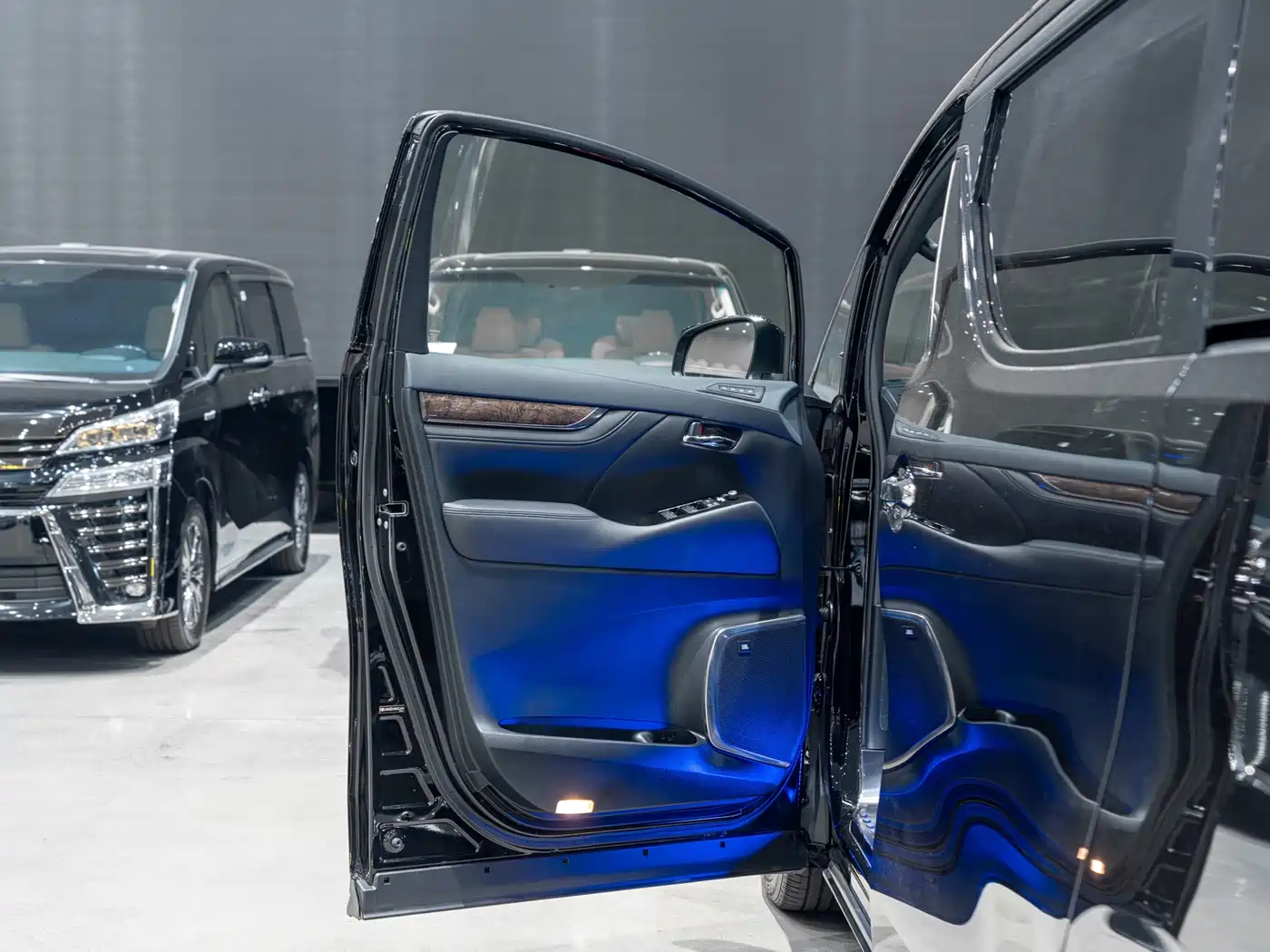 Toyota Alphard 2021 Hybrid 2.5L Ultimate фото 12