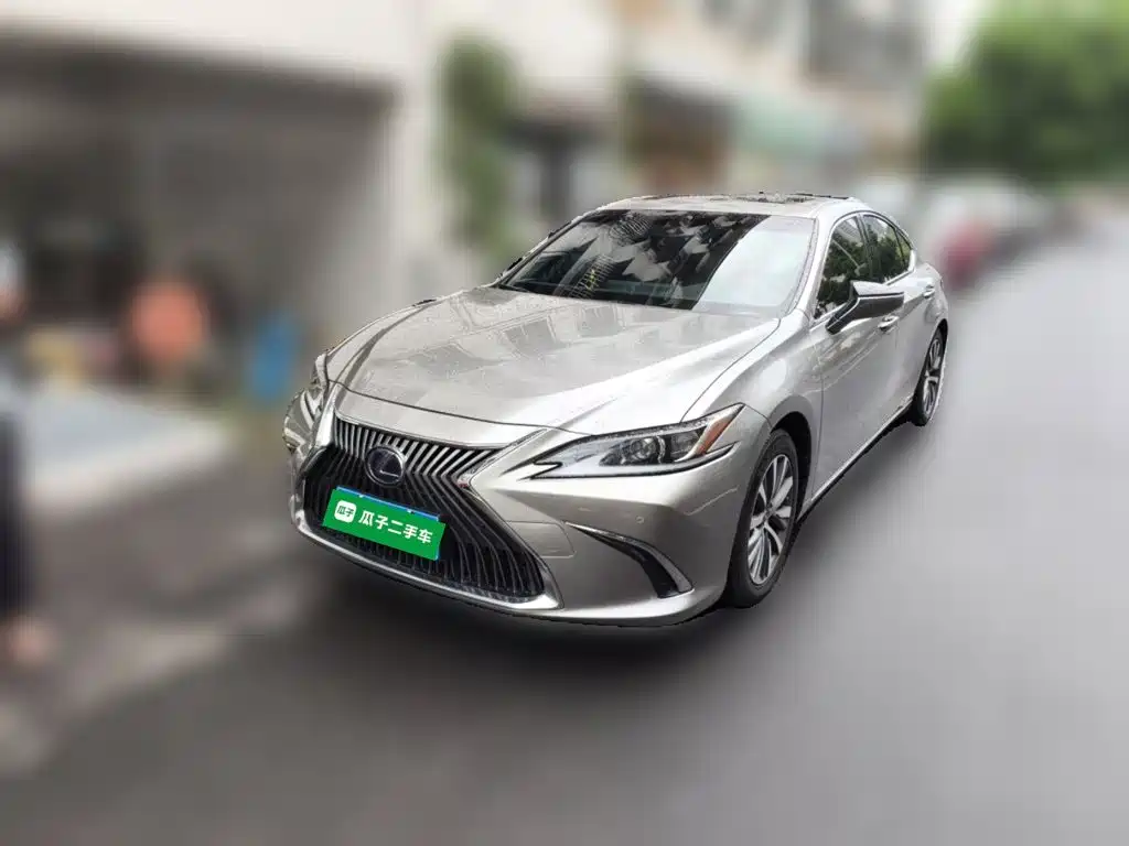 Фото 1 - Lexus ES